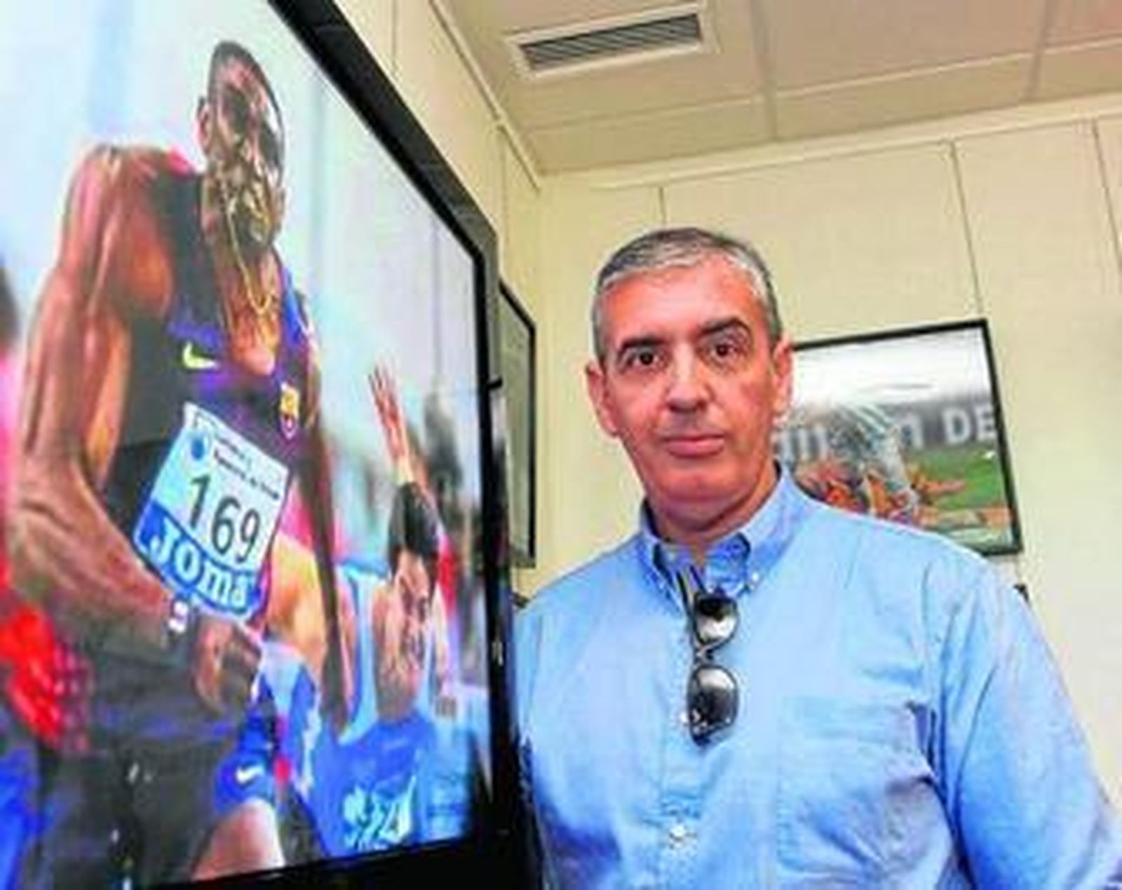 Pepe Ortega posa junto a una de sus fotografías.