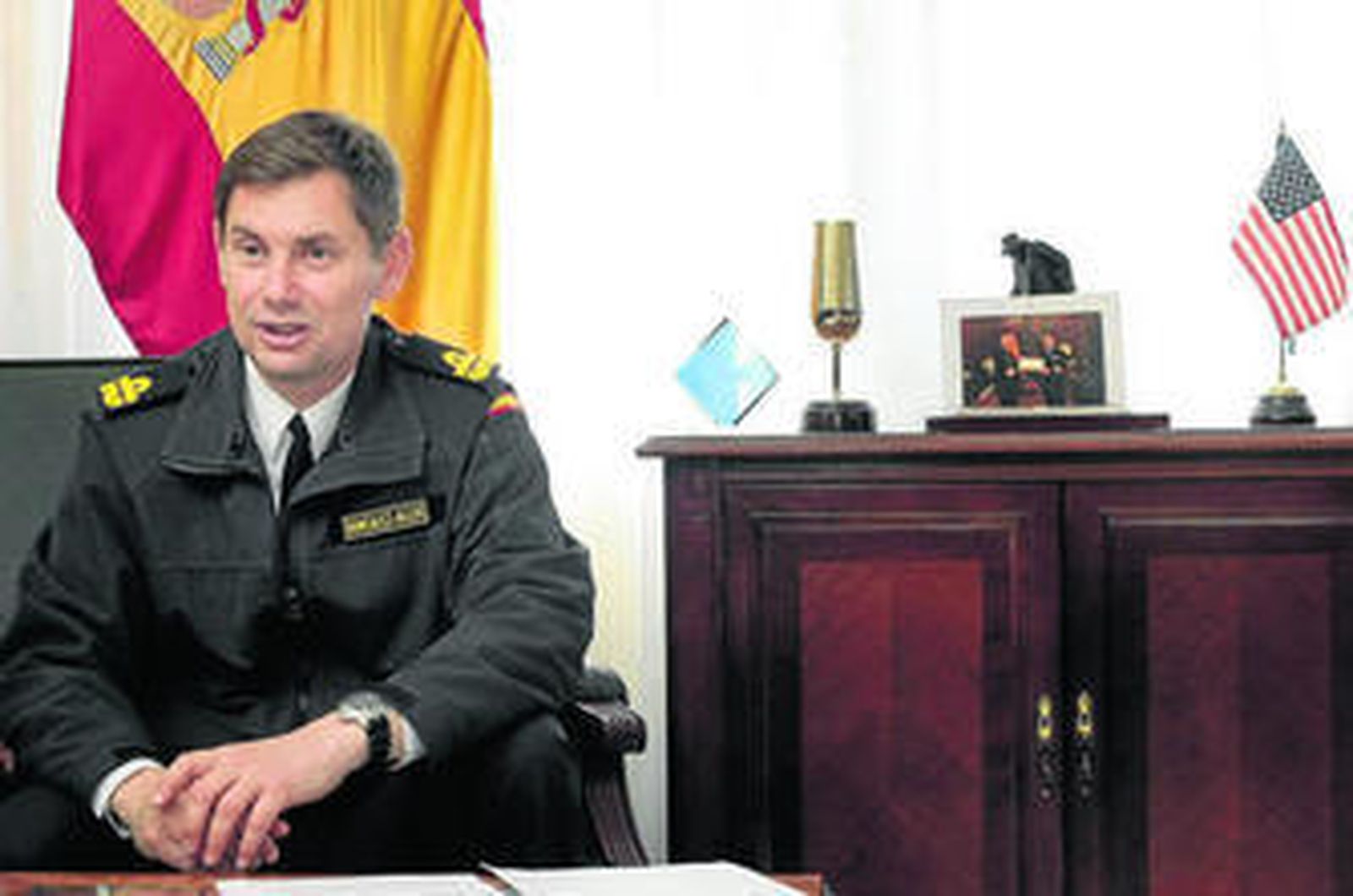 El Almirante Jefe de la Base en su despacho del recinto naval.