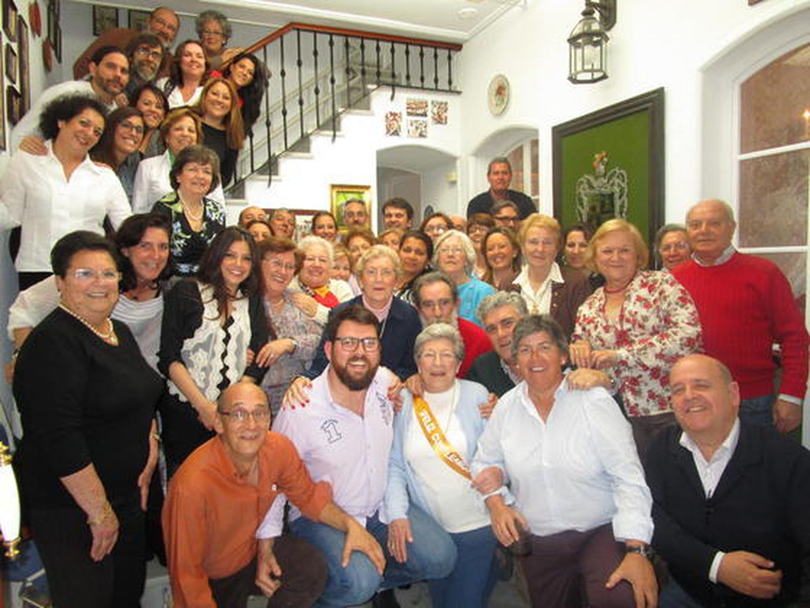 Fina Fernández-Llebrez Alonso, rodeada de un grupo de familiares y amigos, durante la fiesta sorpresa de su cumpleaños, entre ellos, su hijo Julian de la Herrán, sus hermanos Teresa y Federico Fernández Llebrez, y el grupo de primos , sobrinos y amigos que acudieron al festejo.  Foto: Ignacio Casas de Ciria