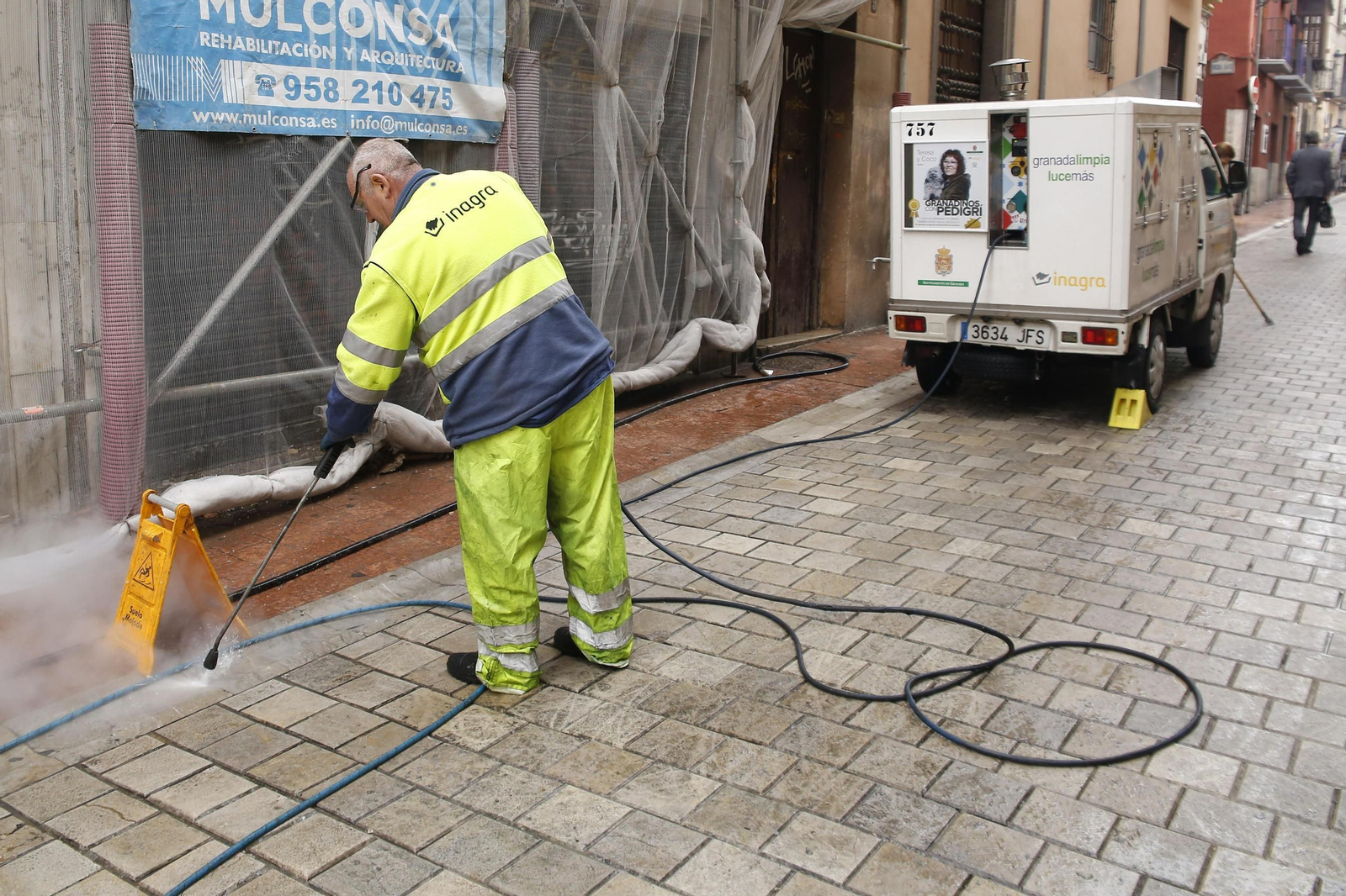 Un operario de Inagra ayer en la calle San Matías.
