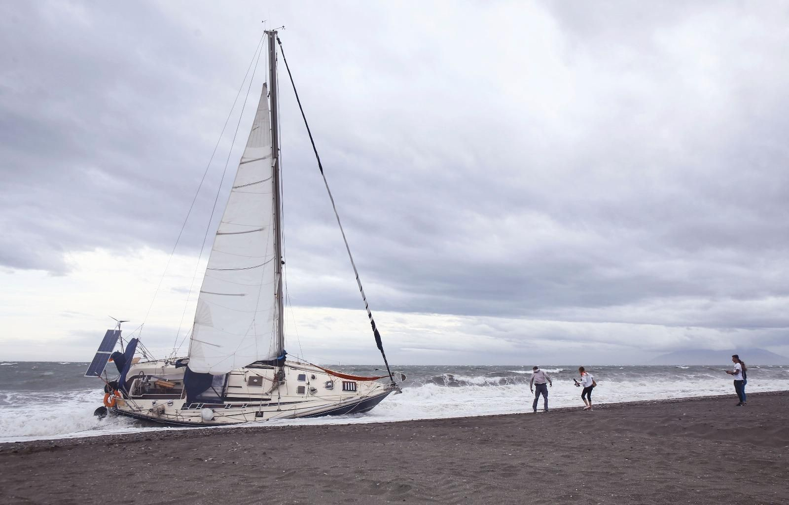 Fotos del velero encallado en la playa de Benajarafe, tras quedar a la deriva por el viento