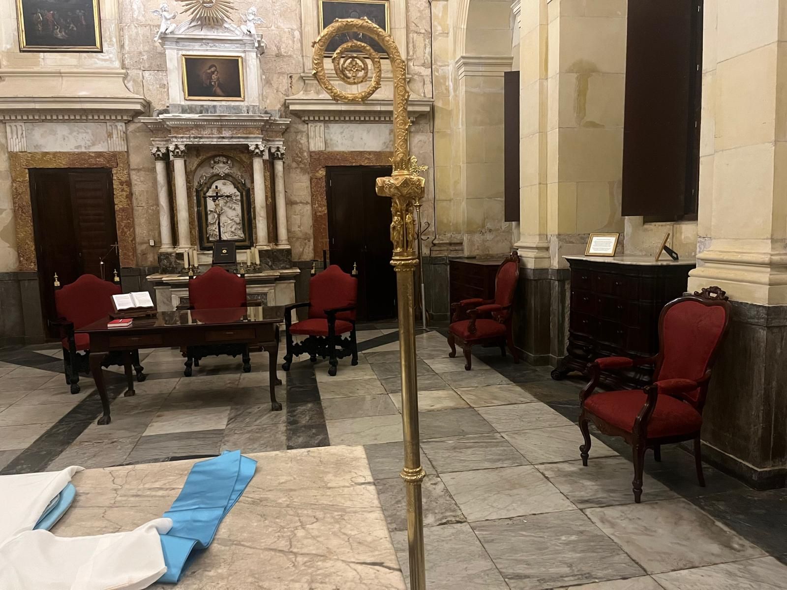 El báculo del obispo Arbolí, regalo del duque de Montpensier, en la sacristía de la Catedral.