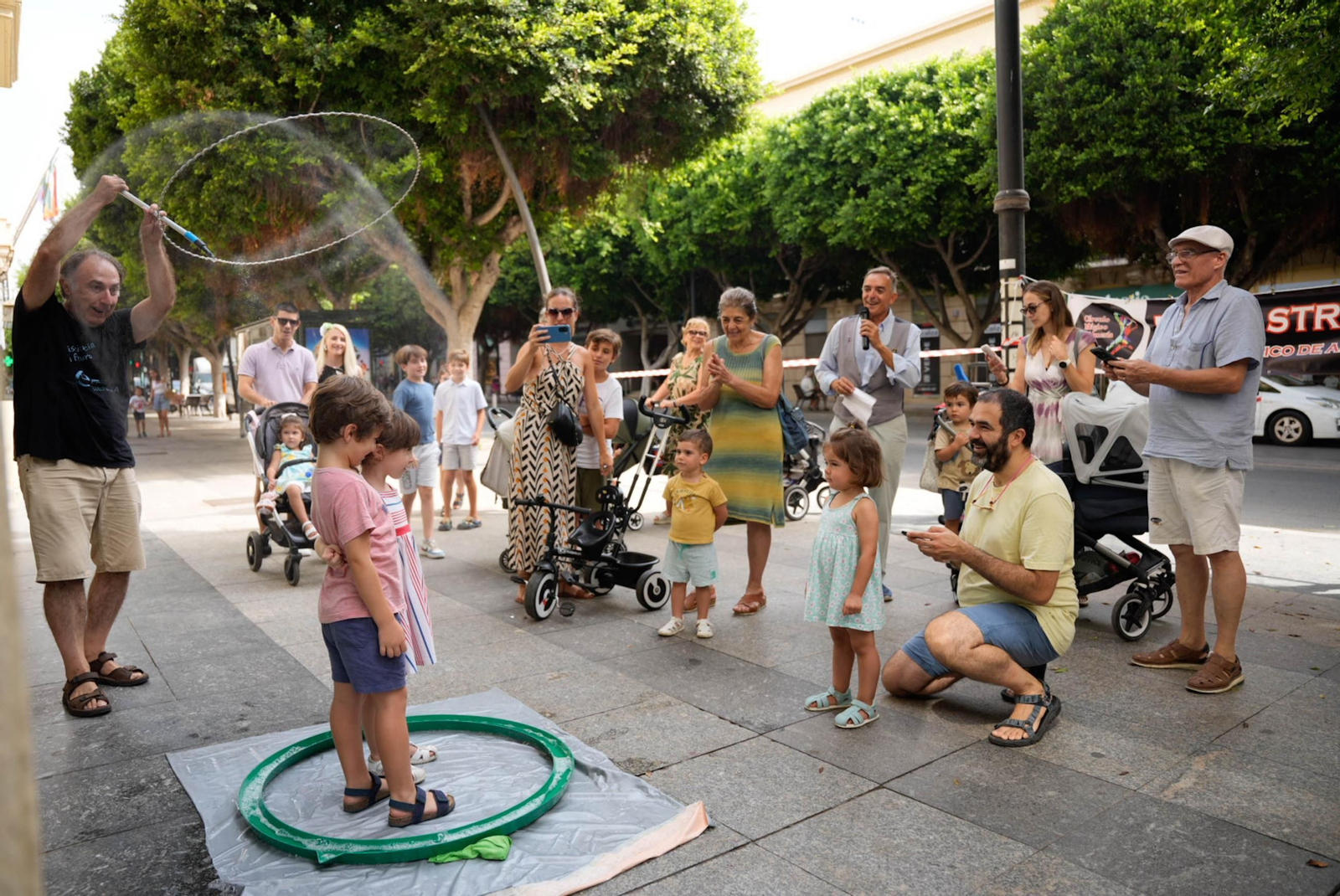 Las mejores imágenes del espectáculo de magia en la calle de la Feria de Almería