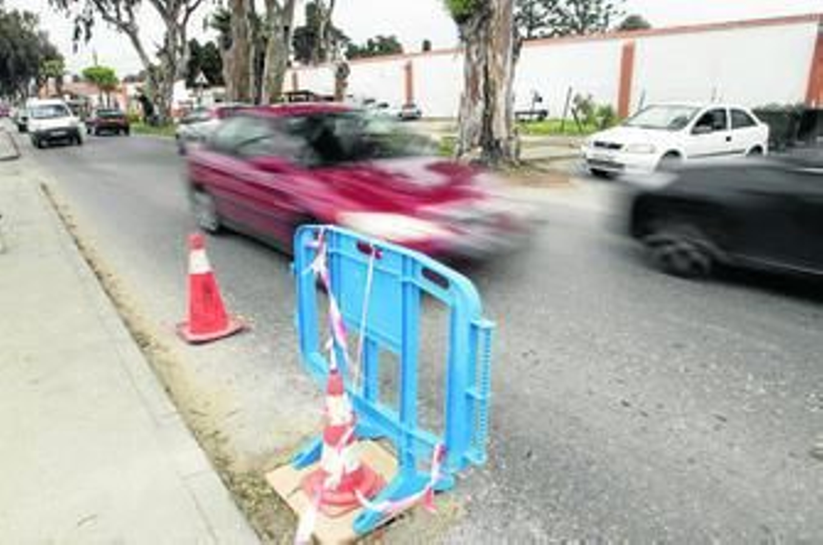 Varios vehículos circulan por el tramo de doble sentido de la carretera del Higuerón entre baches y vallas de obra, ayer por la mañana.