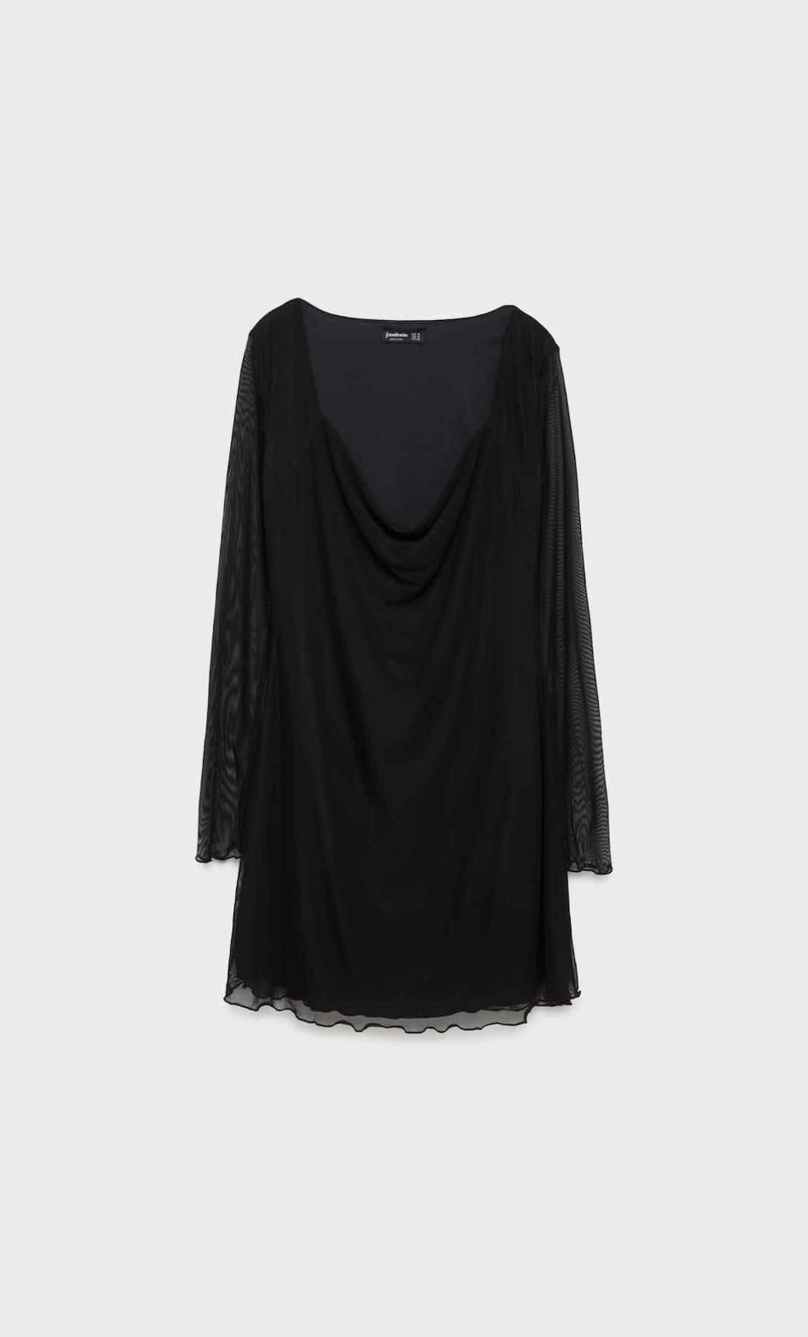 Vestido negro con mangas de tul de Stradivarius.