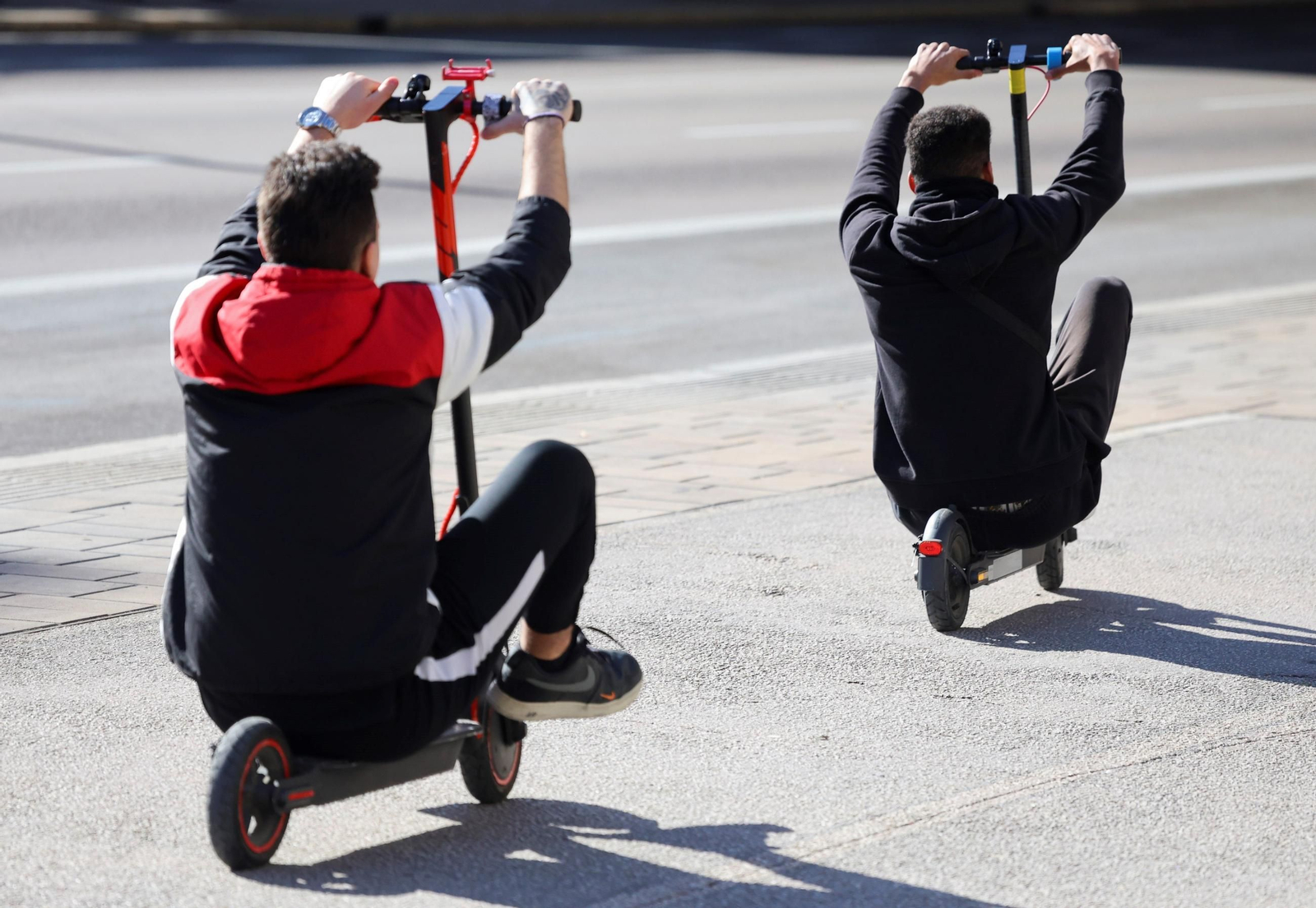 Conductores en patinete circulando por la vía pública. Conductores en patinete circulando por la vía pública.