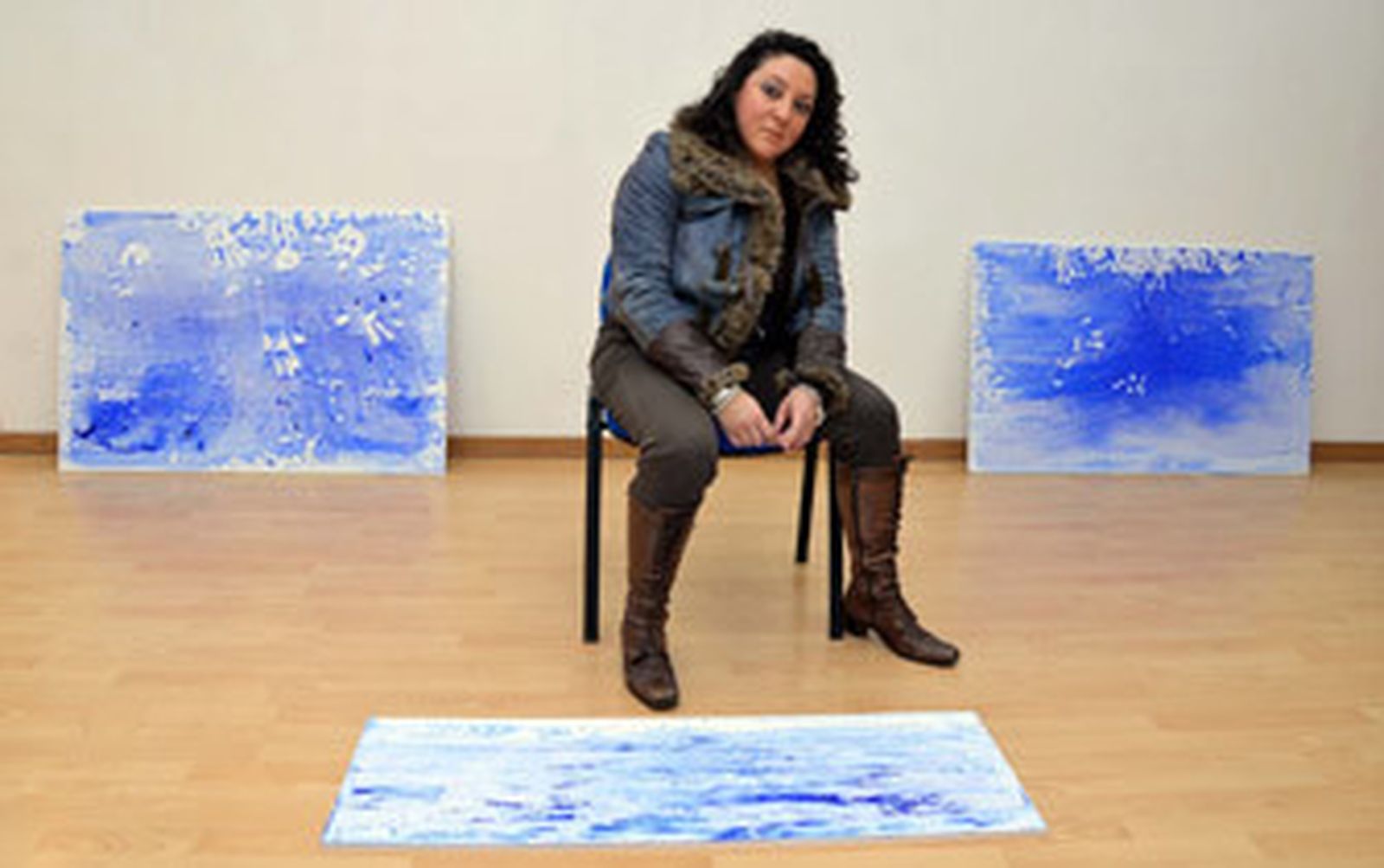 La pintora Verónica Sanz posa con algunas de sus obras, durante el montaje de la exposicion./ MANUEL ARANDA