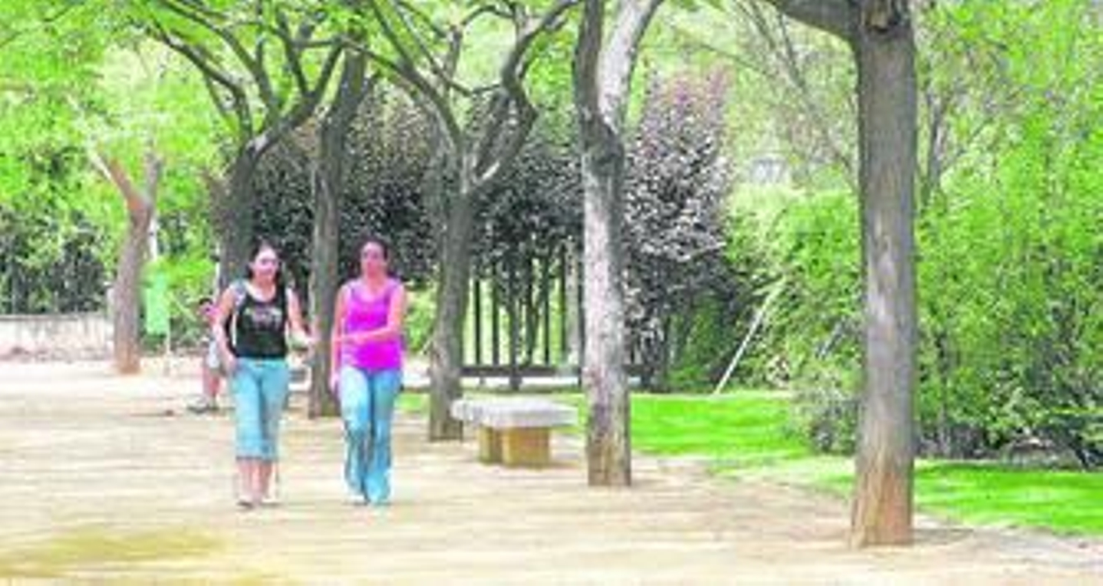 1. Uno de los logros de los Amigos de los Jardines de la Oliva es el Parque José Celestino Mutis. 2. Imagen de archivo de Jacinto Martínez, presidente de la asociación, en la puerta del vivero