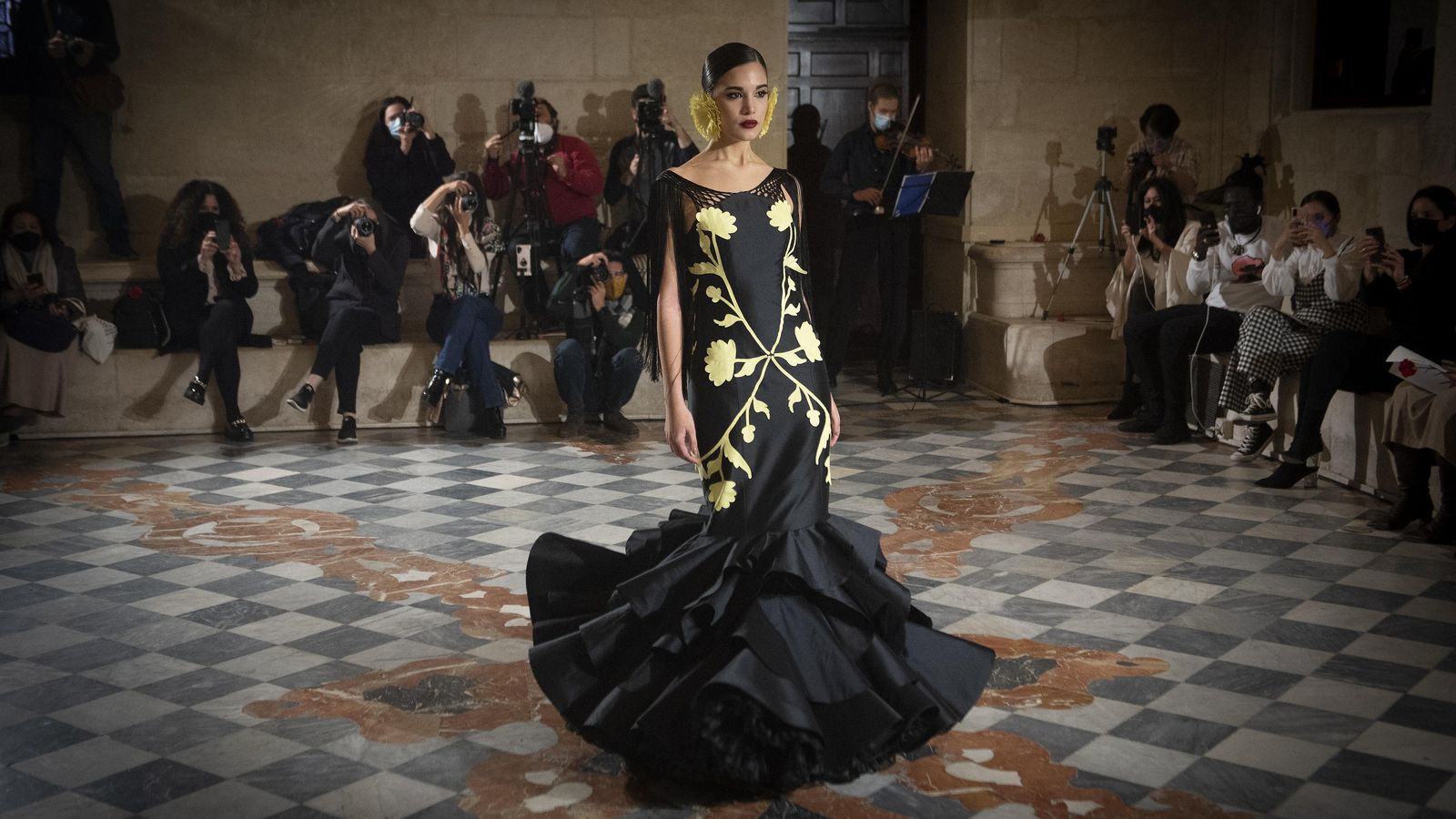 El diseño de Antonio Gutiérrez  visto en el desfile de moda flamenca Uniqo Qlamenco.