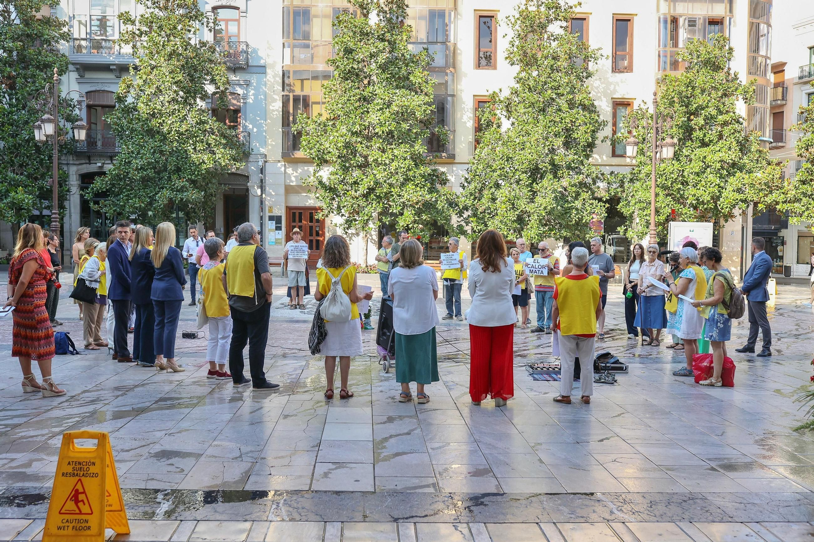 Concentración de La Calle Mata para denunciar la muerte de una persona en la calle, a la que han asisitido miembros del equipo de Gobierno y la oposición