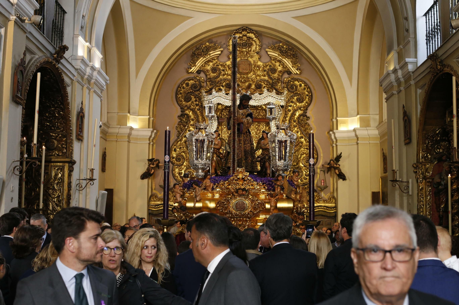 Colas en los templos a la espera de la Madrugá