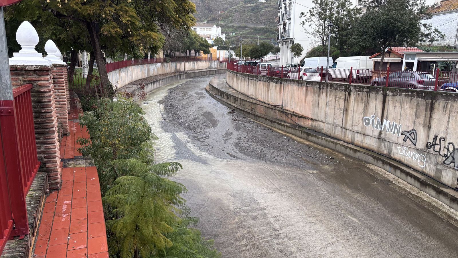 Imagen del río de Algarrobo durante las lluvias y la granizada de la víspera del Día de Reyes