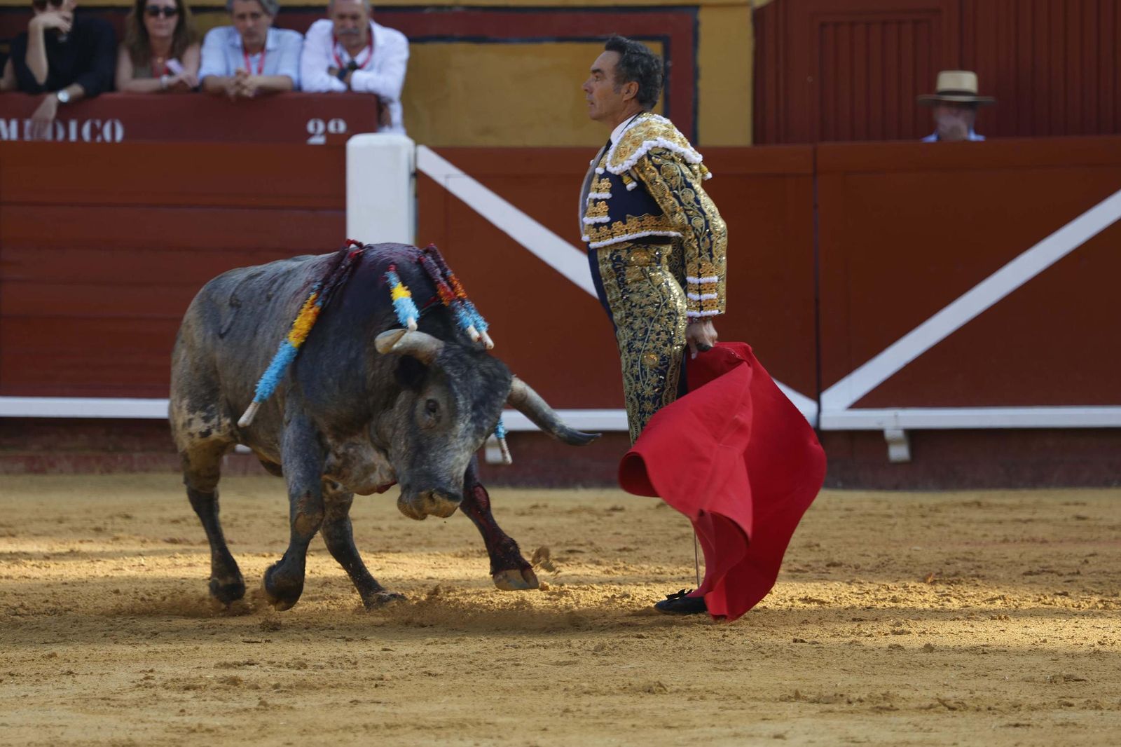 Una decepcionante corrida de Miura con Esaú Fernández a hombros cierra Algeciras