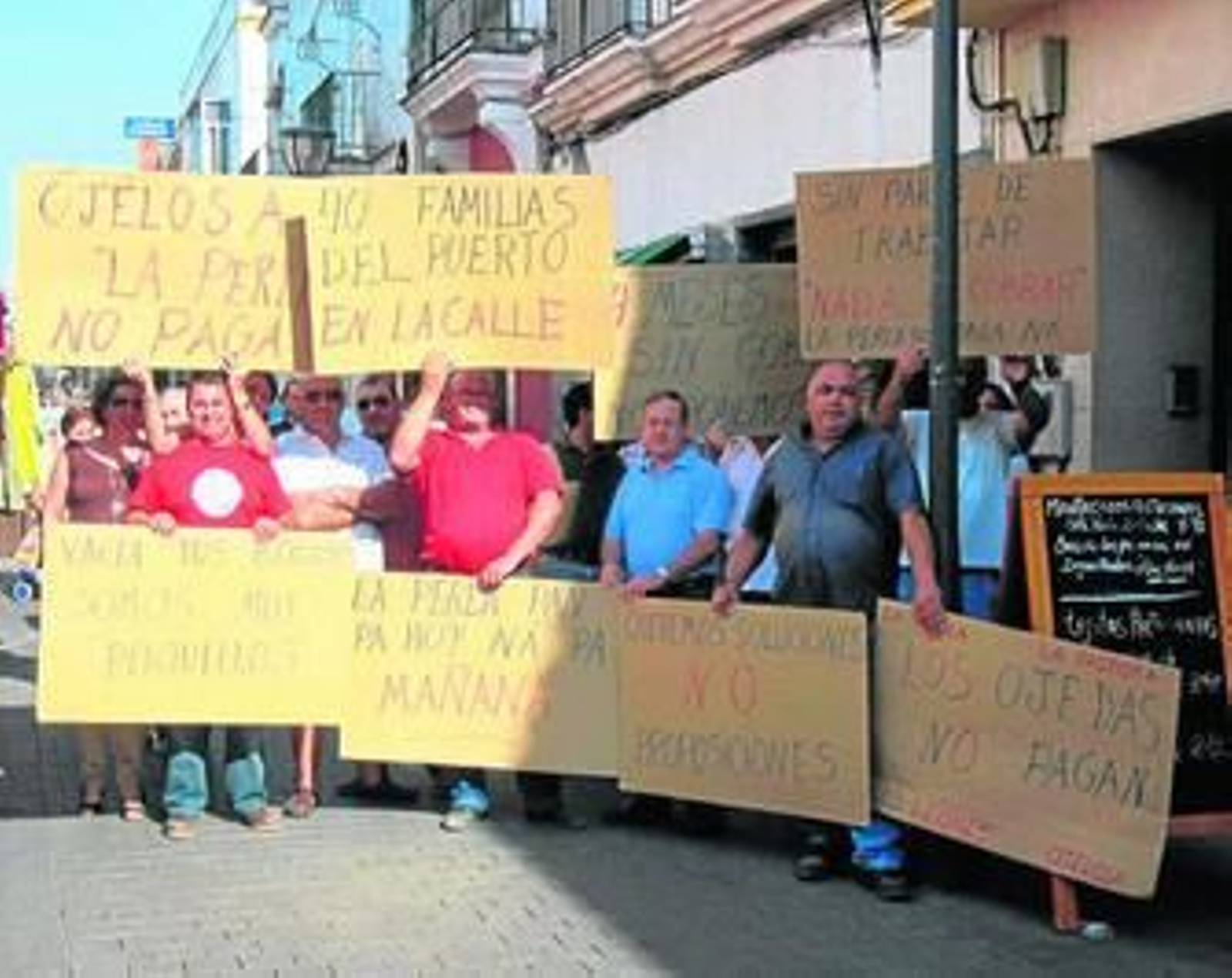 Trabajadores de Ojelo SA manifestándose ante uno de los negocios de la familia Ojeda.