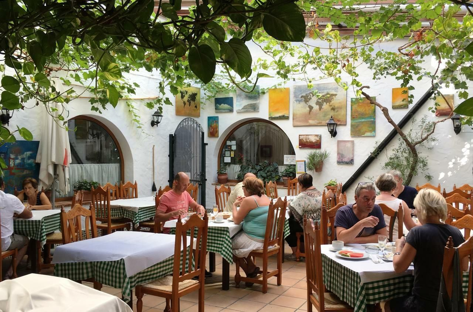 Blanco y Verde. En todo el centro de Conil el restaurante Blanco y Verde sólo ofrece atún en esta época, siempre fresco, recién capturado en las almadrabas. Para los amantes de la cocina tradicional gaditana: atún encebollado para requetechuparse los dedos. Hasta tortilla de atún hacen sus cocineros, y todo ello en un patio andaluz hermosísimo y tranquilo. Dirección: Rosa de los Vientos, 14. Conil de la Frontera. Reservas: 956 44 26 13.
