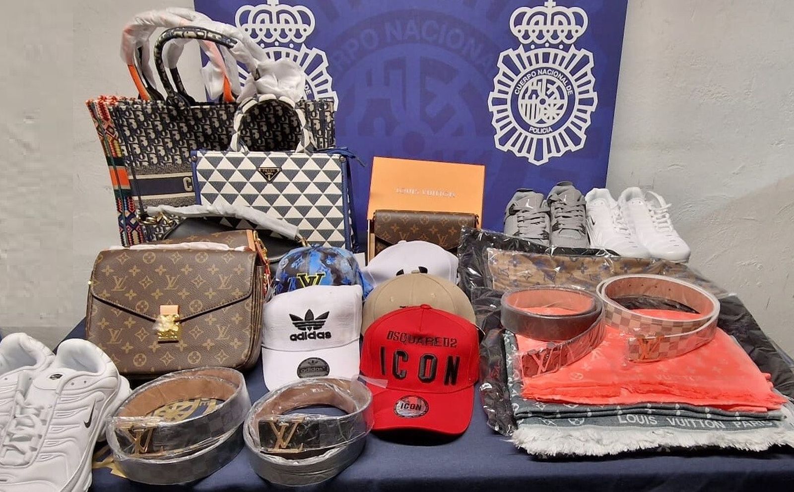 Parte del material falsificado intervenido en el mercadillo de Marbella