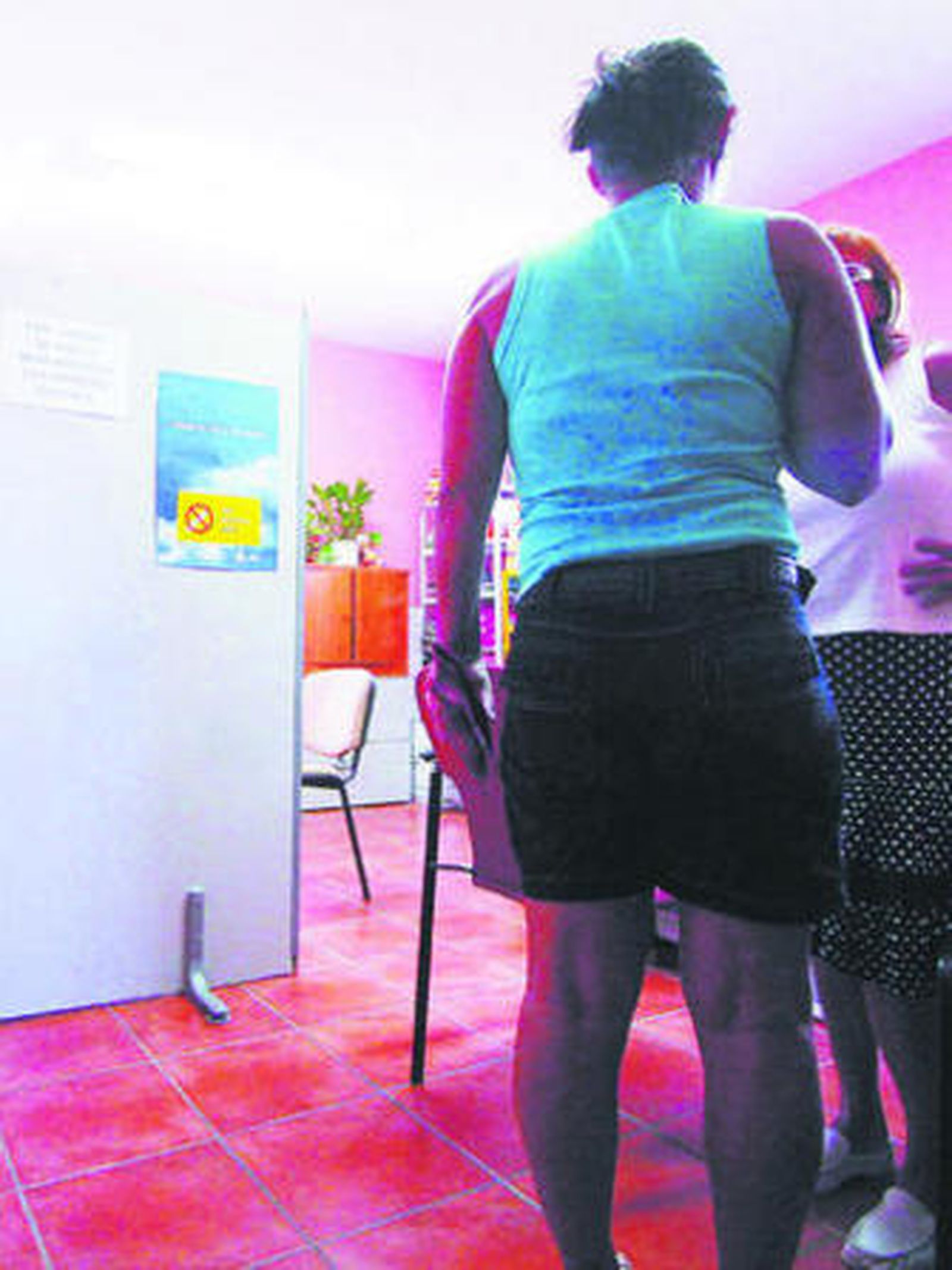 Una joven es atendida en un centro de Planificación Familiar.