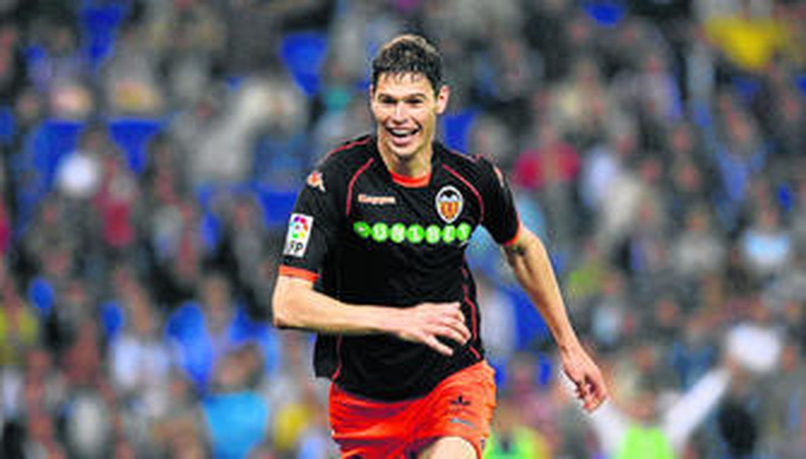 Zigic celebra uno de los goles que logró con el Valencia durante un partido frente al Espanyol en el estadio del conjunto catalán.