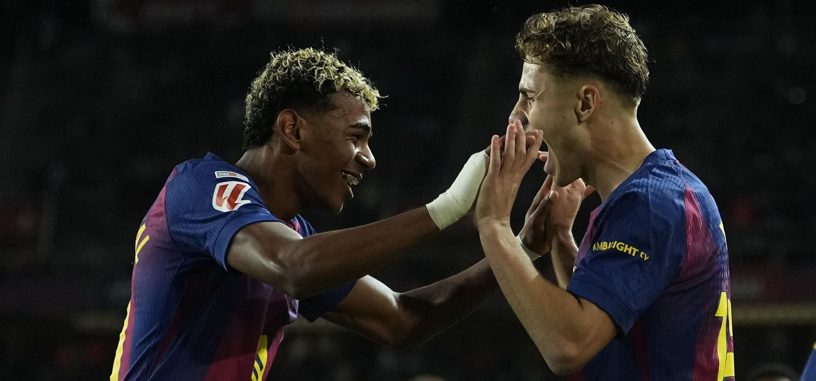 Lamine Yamal celebra su gol con Fermín.