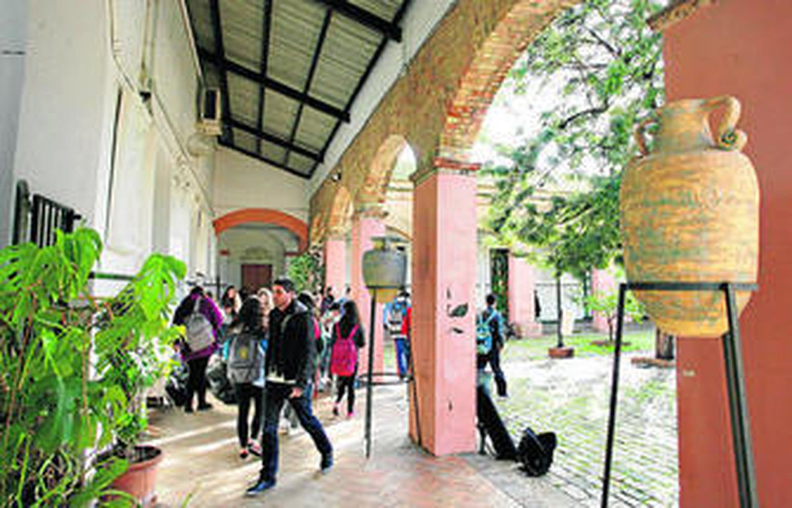 Animada vida estudiantil en el patio interior del antiguo Matadero Municipal, sede de la Escuela de Arte León Ortega de Huelva.