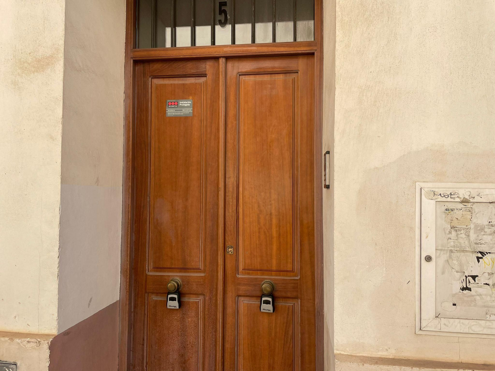 Los candados para las llaves de pisos turísticos acaparan verjas y fachadas del Centro