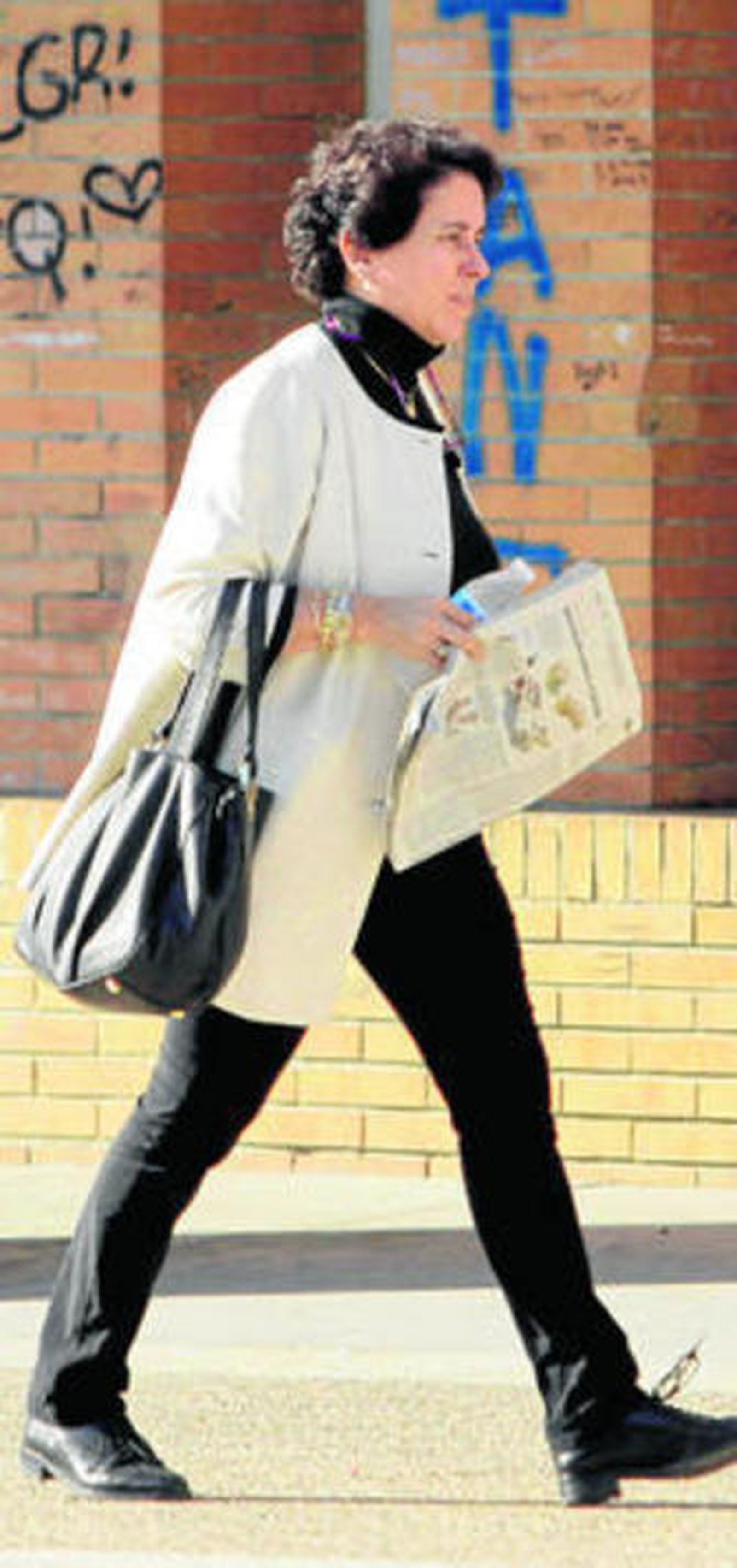 La albacea Urquiola de Palacio a su llegada ayer al juzgado de Sanlúcar.