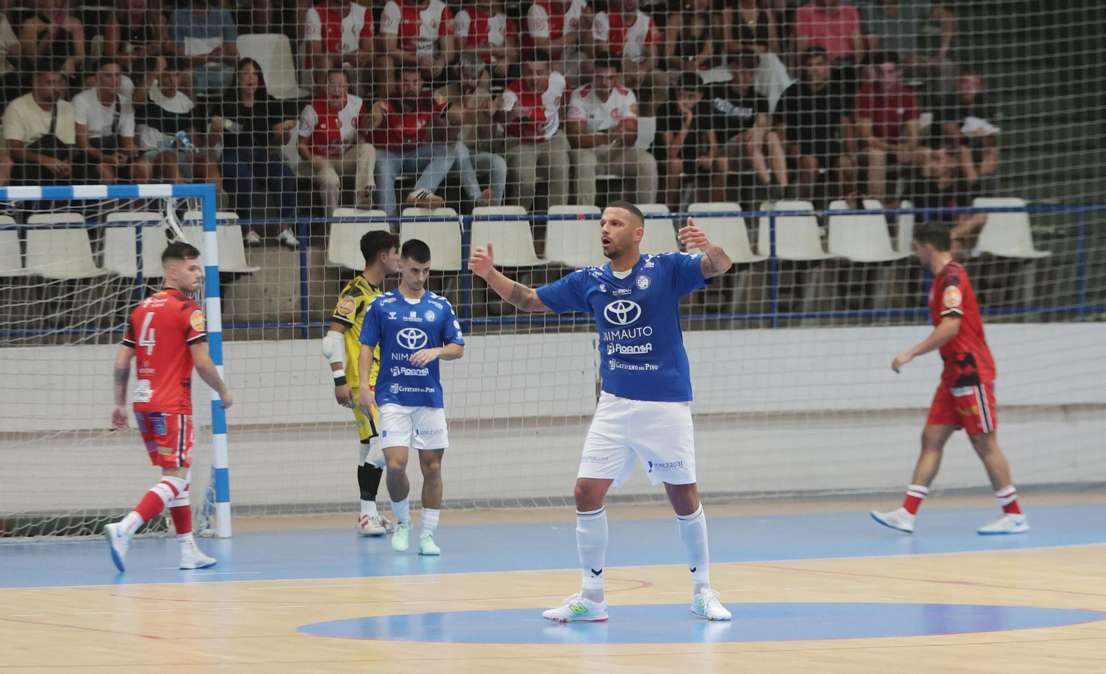 Imágenes del encuentro Xerez Toyota-Alchoyano en el Polideportivo Ruiz-Mateos de Jerez