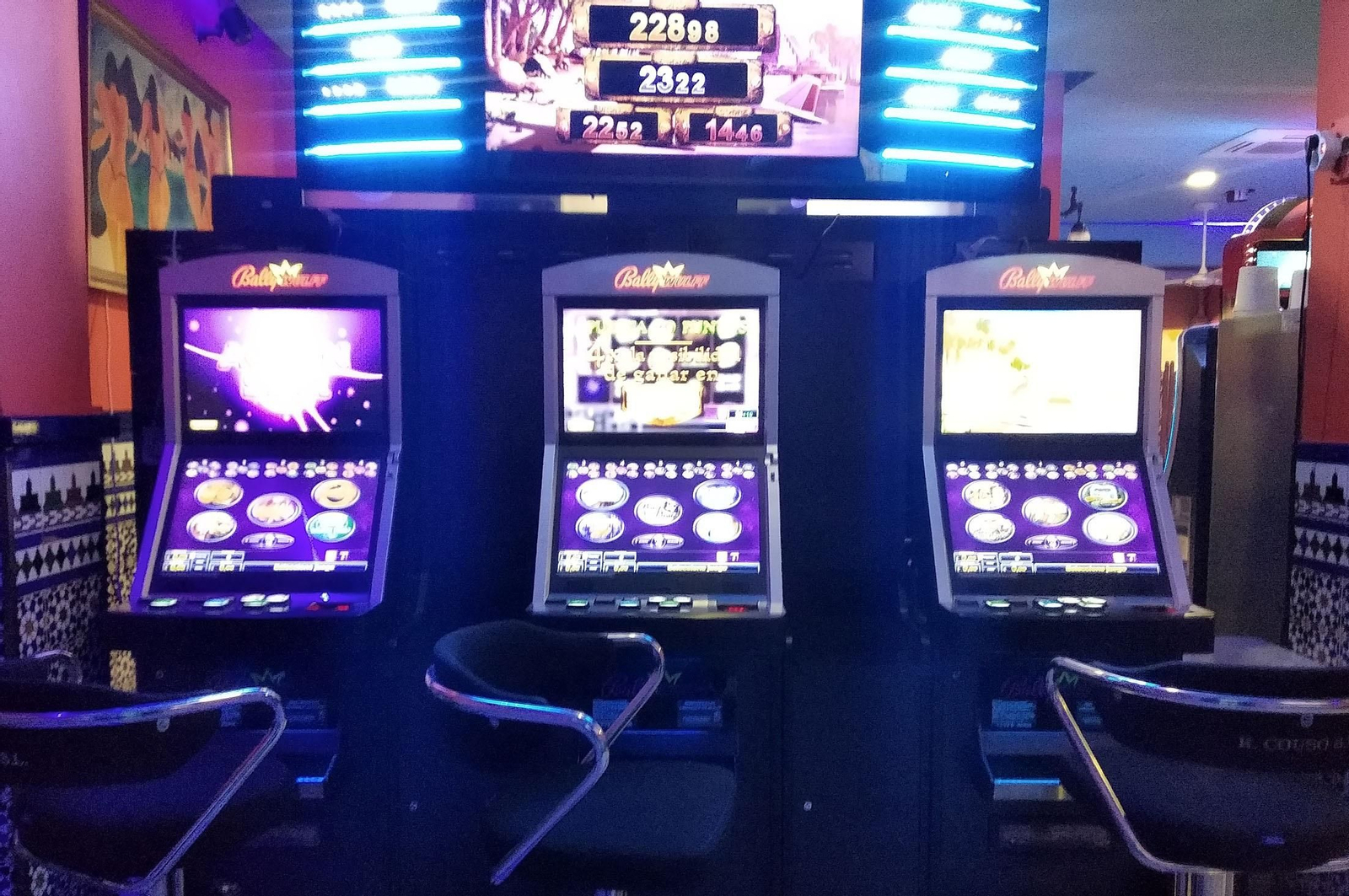 Un salón de juego y casa de apuestas.