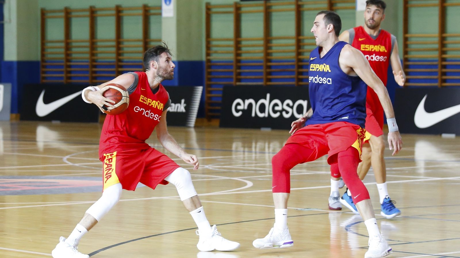 Aguilar defiende a Rudy Fernández en una concentración de España.