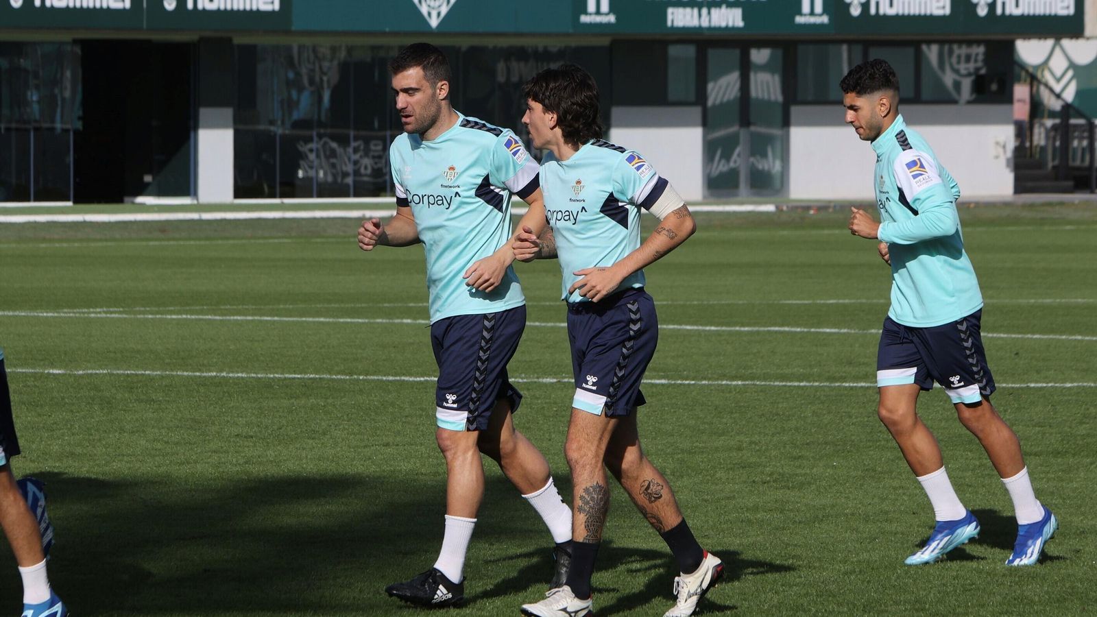 Sokratis hace carrera continua junto a Bellerín.