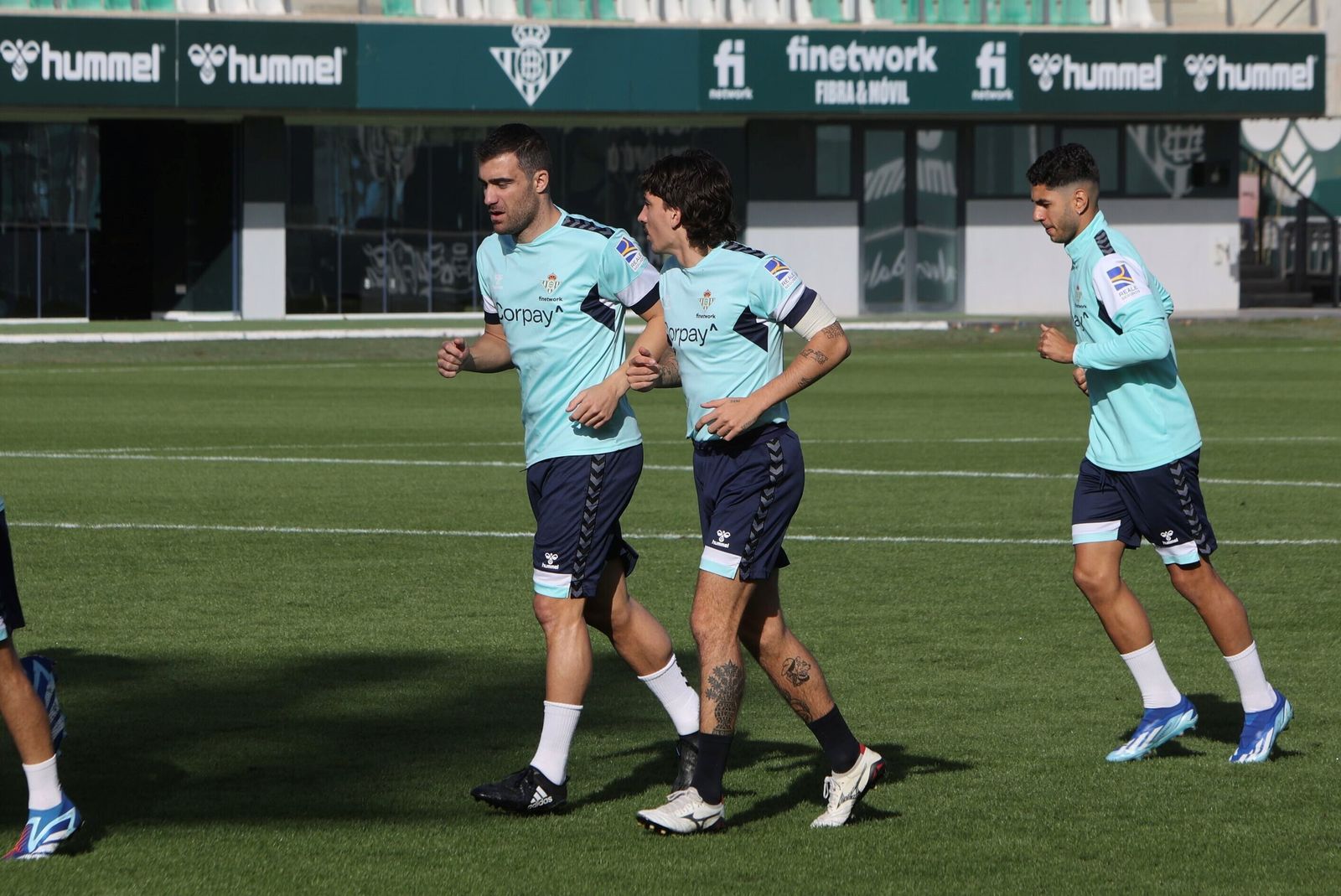 Sokratis hace carrera continua junto a Bellerín.