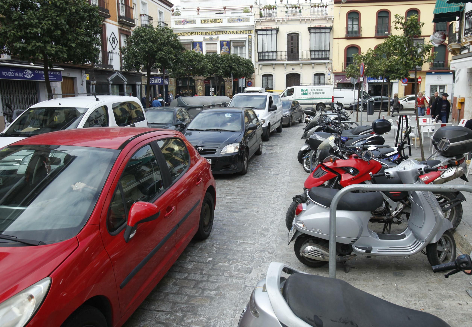 Triana es junto al Casco Antiguo la zona de la ciudad donde hay más déficit de plazas para dejar el coche en horario diurno. Según el Diagnóstico de Movilidad de Sevilla, en la zona serían necesarias 11.054 plazas más para cubrir la demanda.