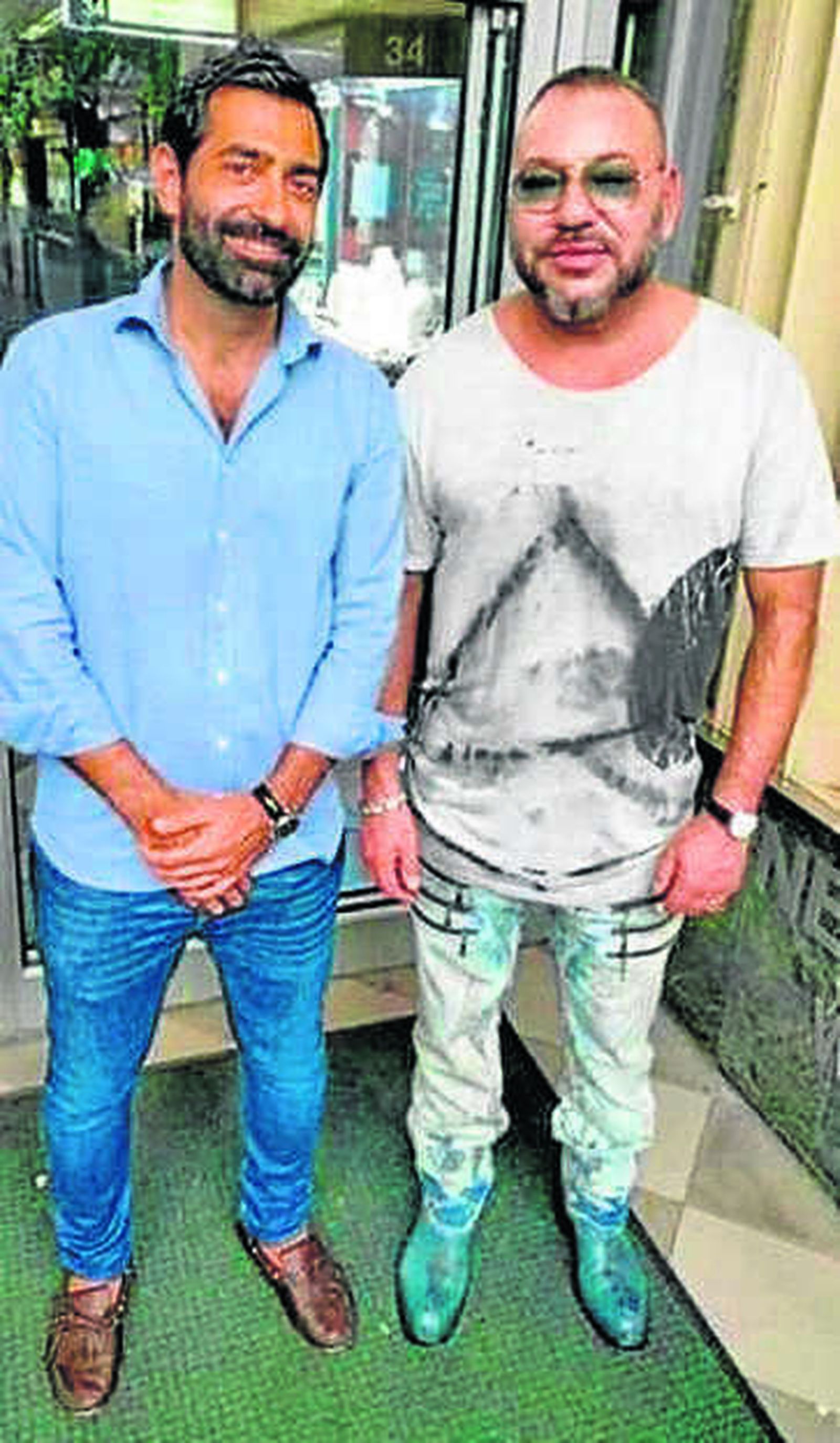 Imágenes de Mohamed VI en París, Ámsterdam y Miami subidas por inmigrantes marroquíes a Facebook