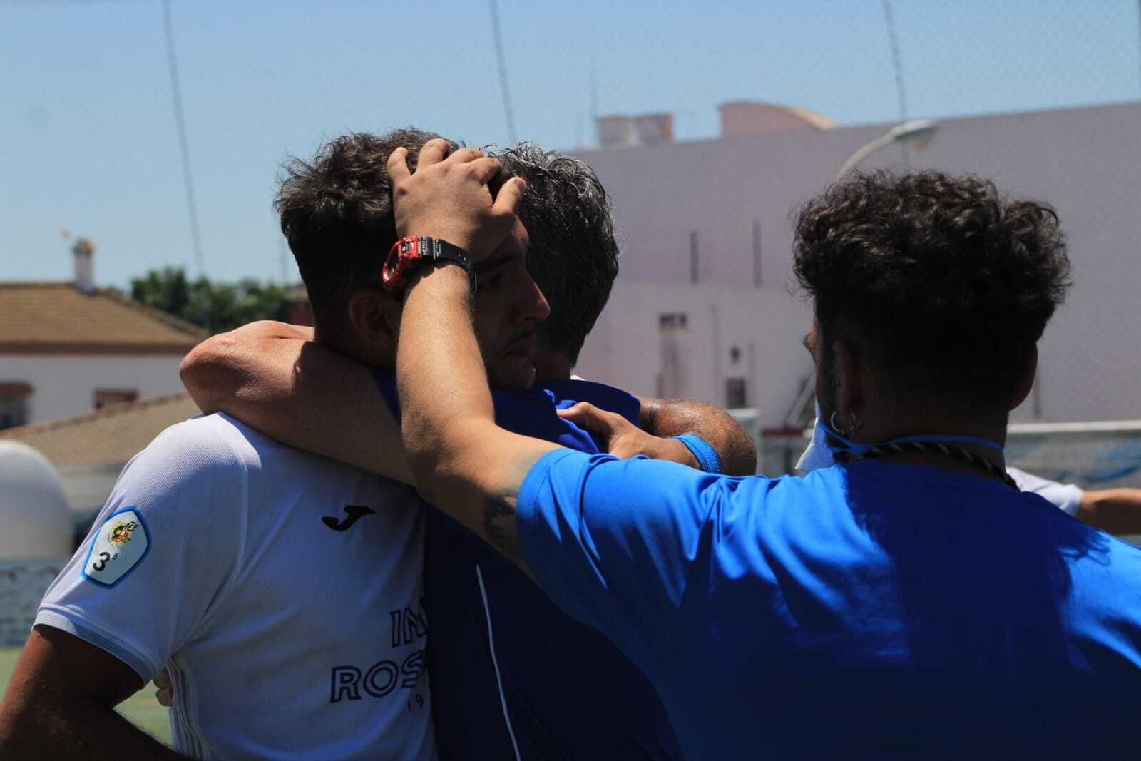Armenta se abraza con Ceballos mientras es consolado por un miembro del cuerpo técnico.