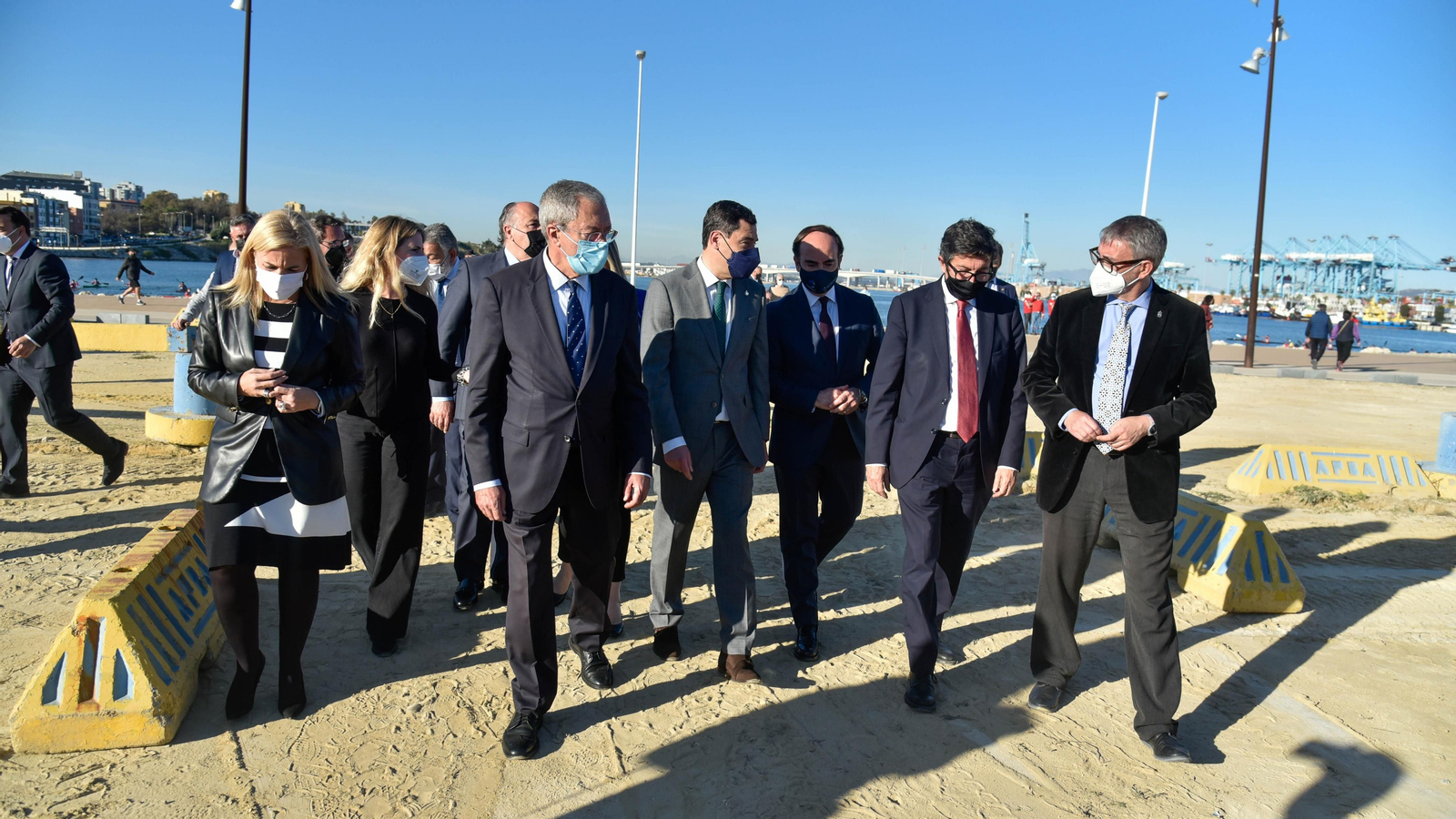 Las fotos del la visita de Juanma Moreno a las obras del Lago maritimo