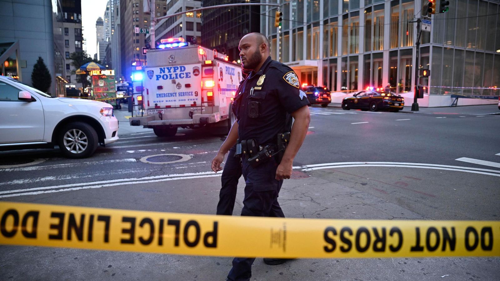 Agentes de policía de Nueva York responden a un incidente con un tirador activo en el centro de la ciudad