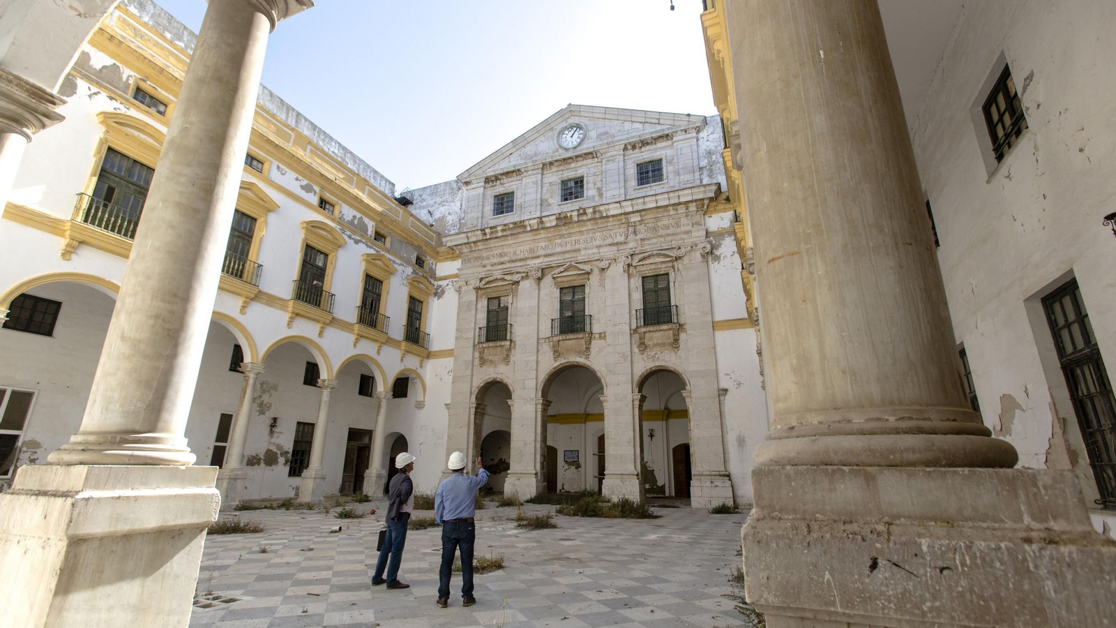 Técnicos inspecccionando el estado del interior del edificio de Valcárcel.