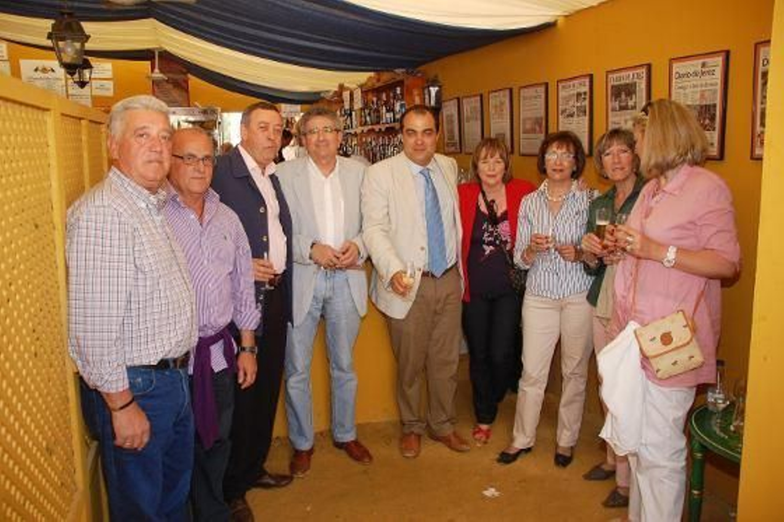 Antonio Alex; Antonio Pelares; Diego Sales, rector de la UCA; Luis Pizarro, consejero de Gobernación y Justicia, junto a sus esposas y a David Fernández, director de Diario de Jerez.   Foto: Manu Garcia