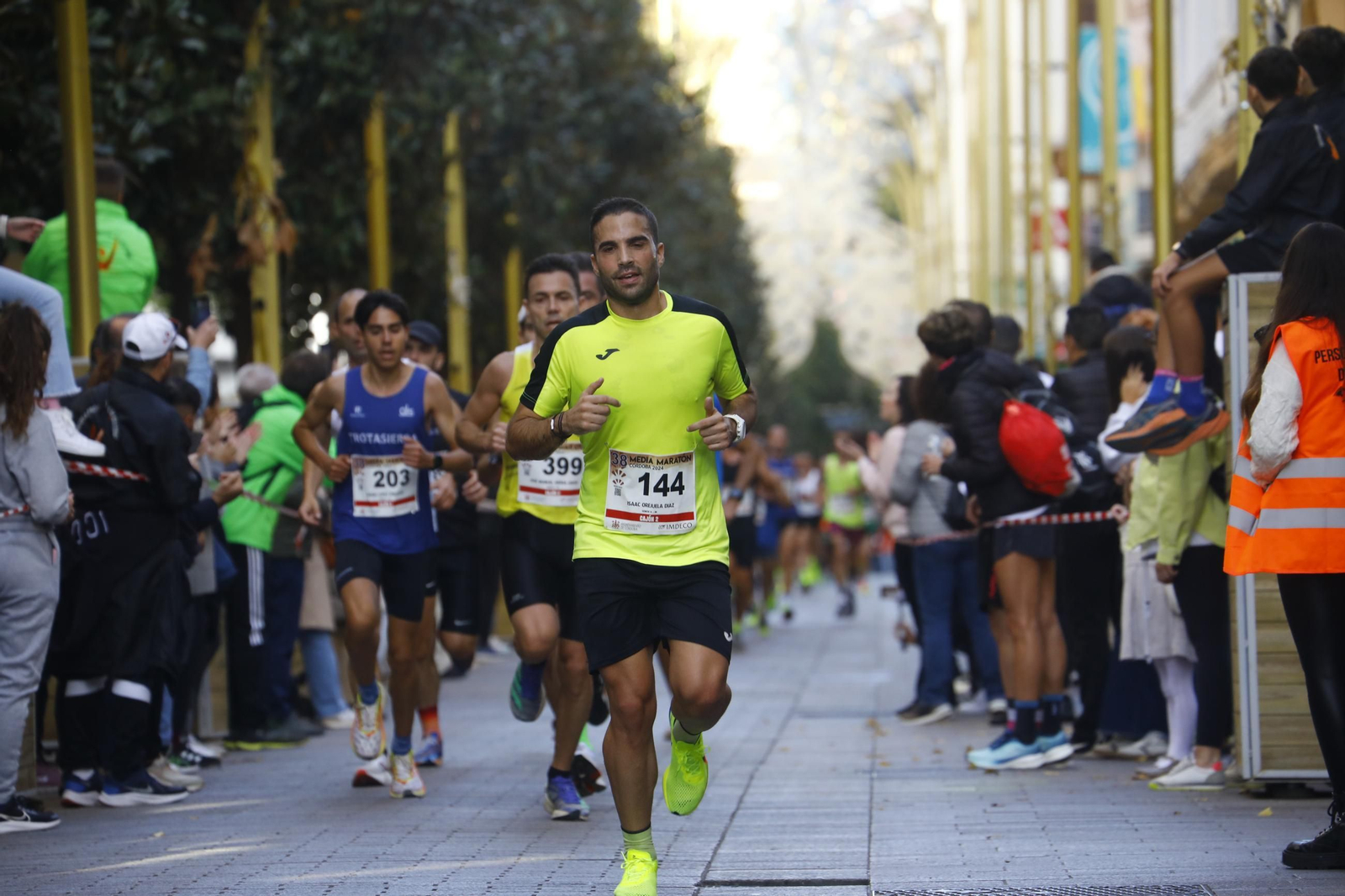 La gloria de cruzar la Puerta del Puente: las fotos de la línea de meta de la Media Maratón de Córdoba 2024