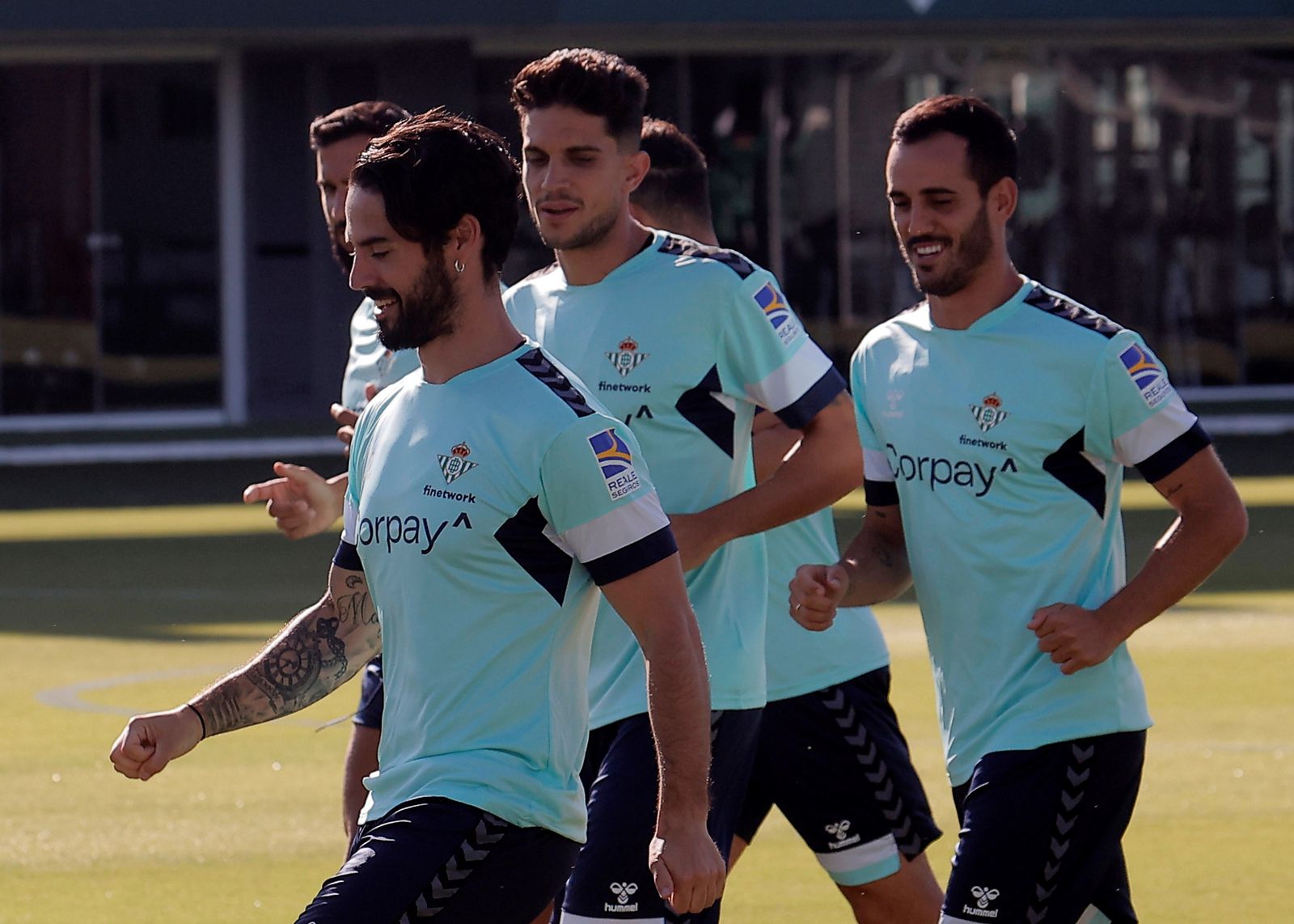 Isco se ejercita con el Betis junto a Marc Bartra y Juanmi.