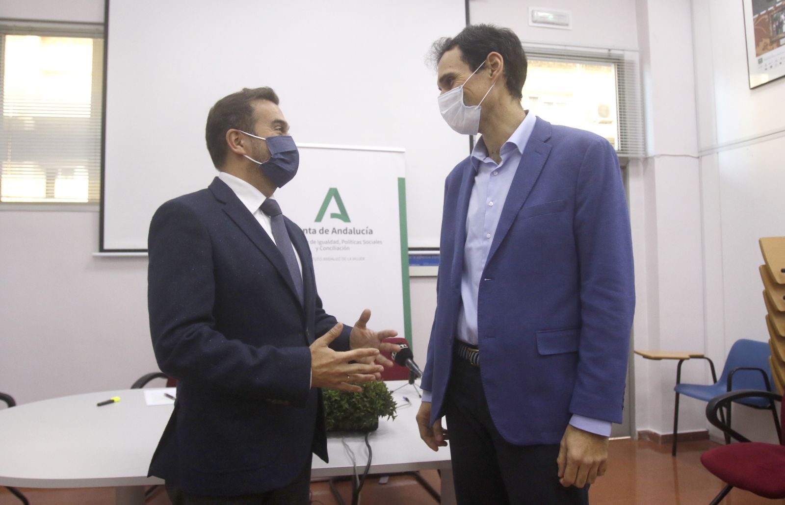 Antonio López (derecha) conversa con Marcial Gómez antes de una rueda de prensa.