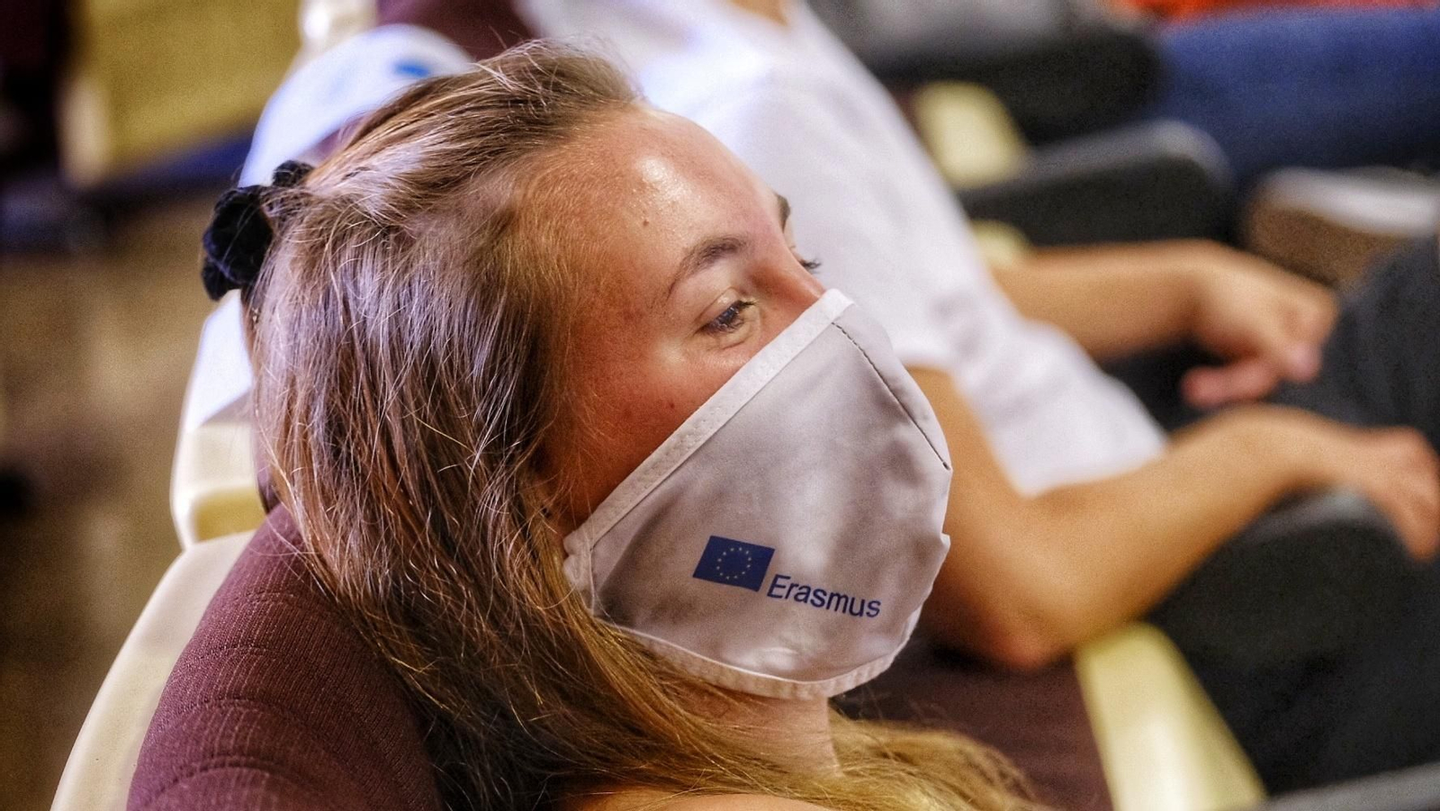 Una estudiante de Erasmus de la Universidad de Cádiz sigue un acto con la mascarilla puesta como es preceptivo.