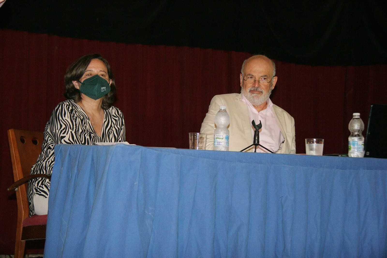 El catedrático Rafael Sánchez Saus, durante la conferencia, junto a Inmaculada Moreno.