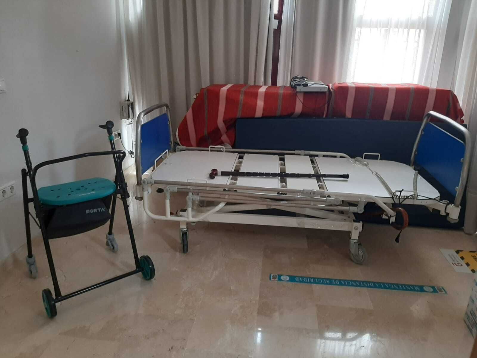 Un banco de material ortopédico para prestar o recibir andadores, muletas o sillas de ruedas en Cúllar Vega