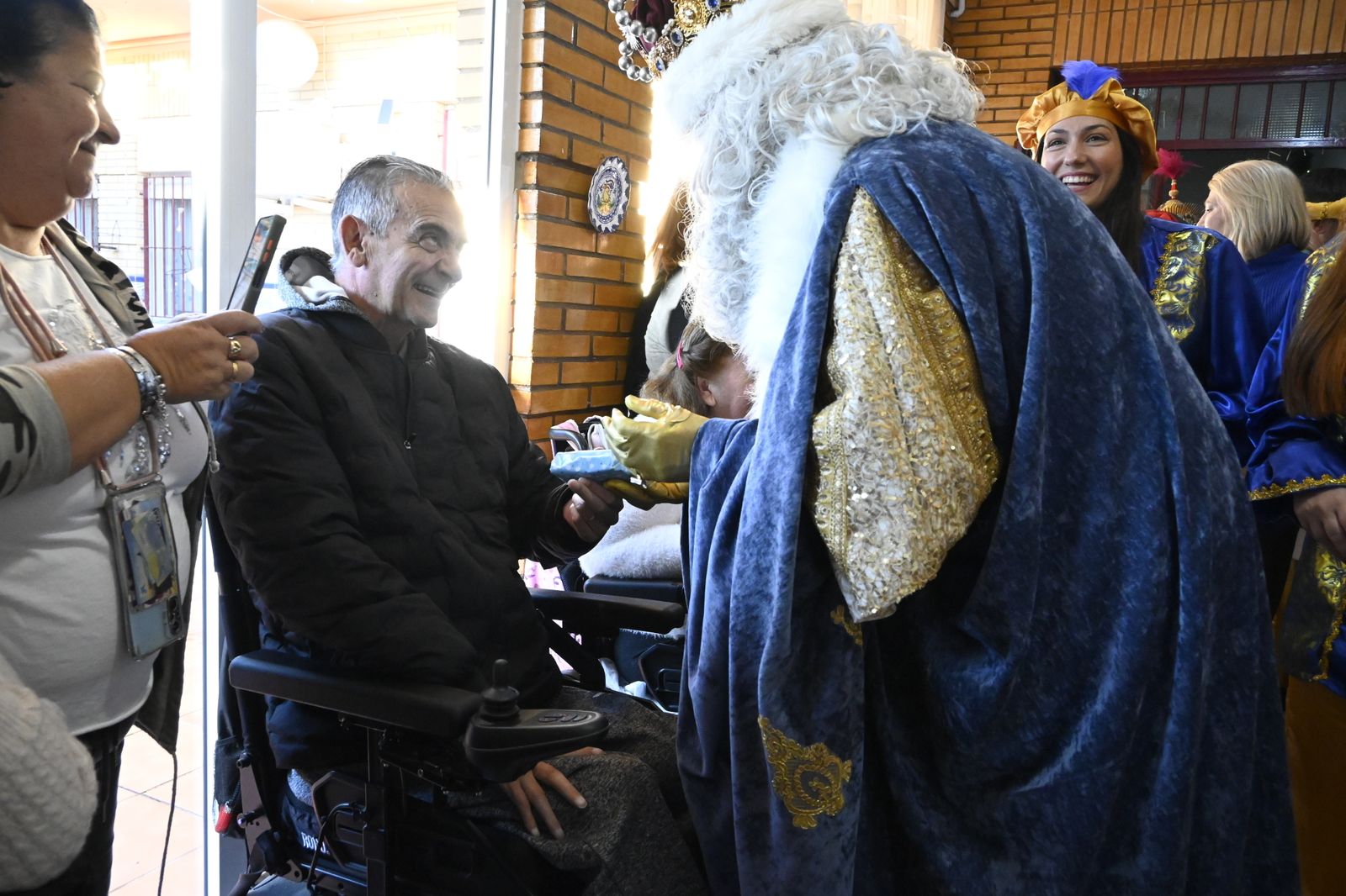 Visita de los Reyes Magos a los ancianos de los asilos de Huelva, en imágenes