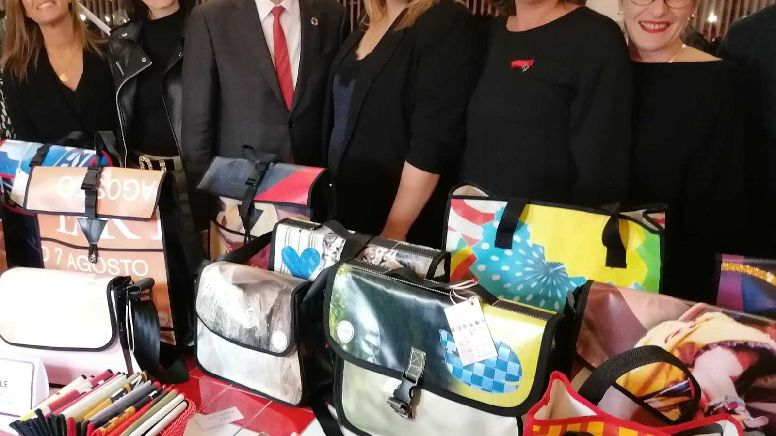 El alcalde y responsables de la firma muestran los productos.