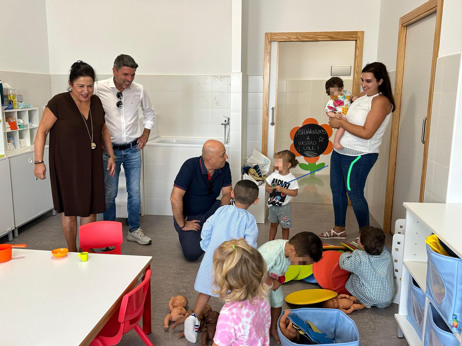 Autoridades durante la visita a la Escuela Municipal Infantil San Francisco.