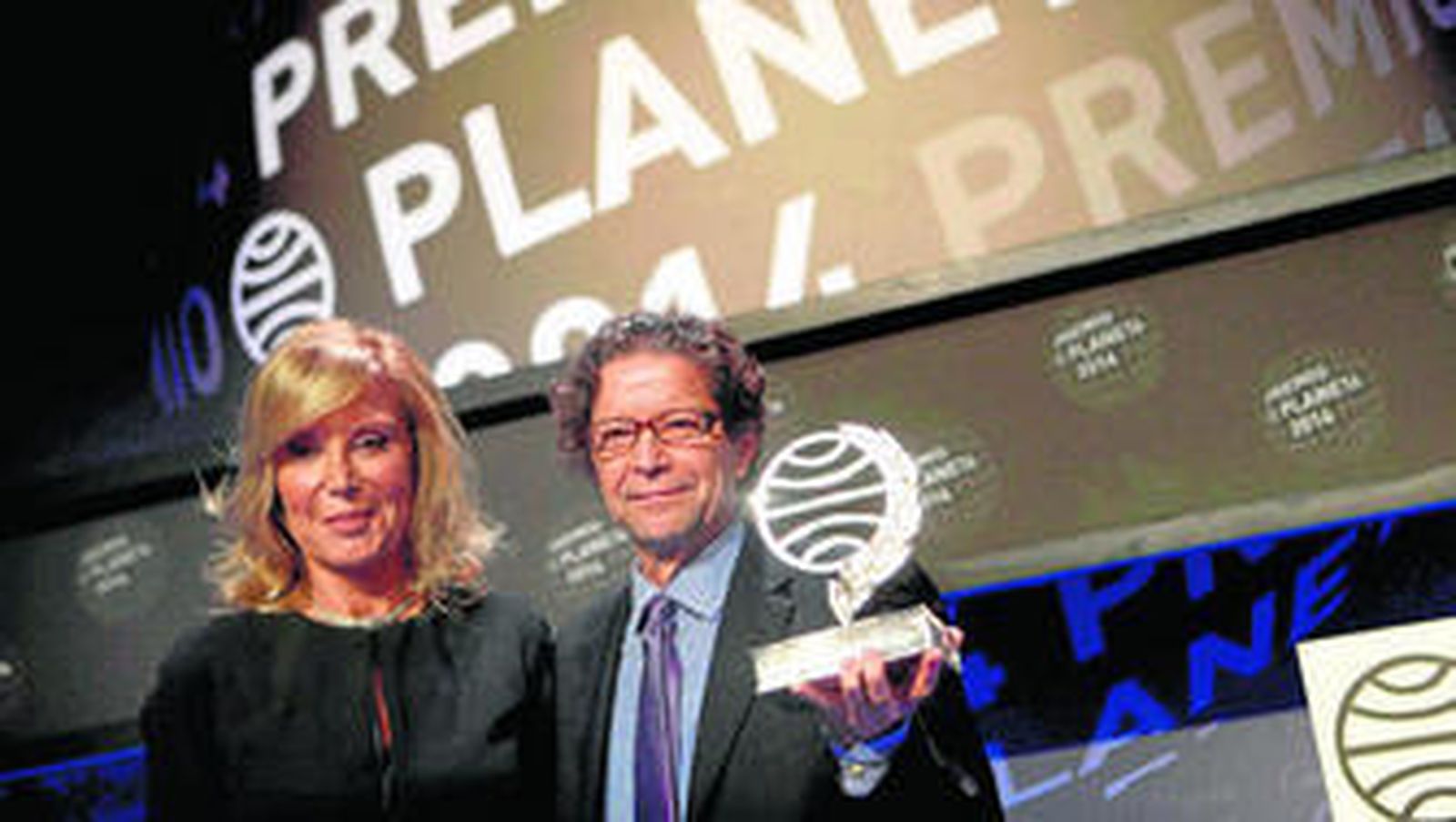 Pilar Eyre, finalista del reconocimiento, junto al ganador, el mexicano Jorge Zepeda, que se embolsa los 601.000 euros del premio mejor dotado de las letras españolas.