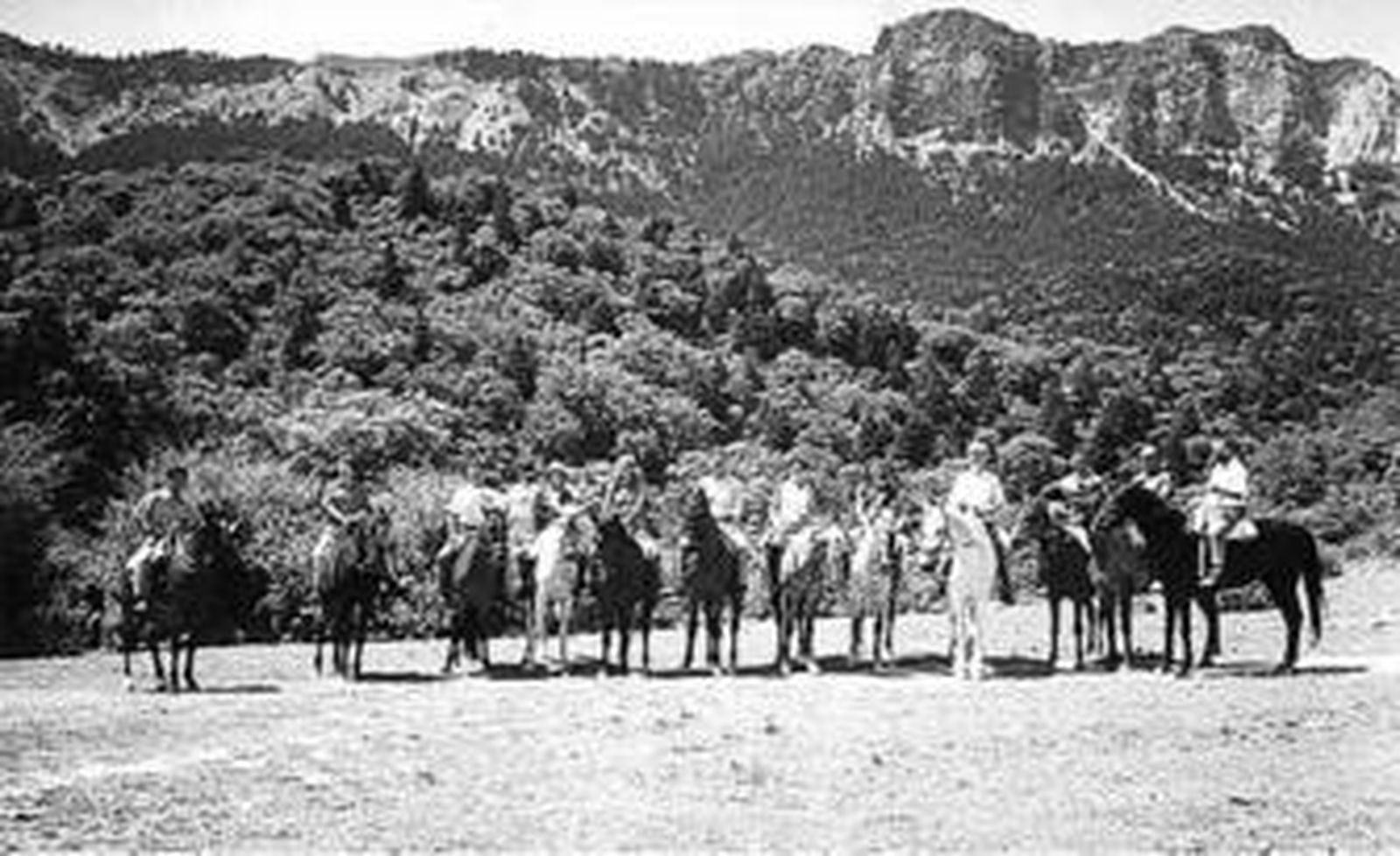 Un grupo de jinetes de excursión por uno de los parajes habilitados para pasear en caballo en la provincia.