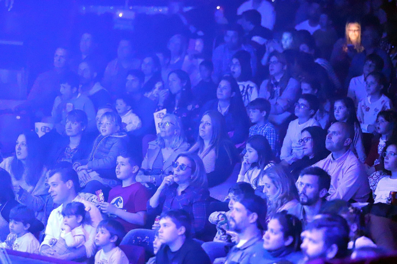 El Circo Alegría muestra su espectáculo sobre el agua, en imágenes